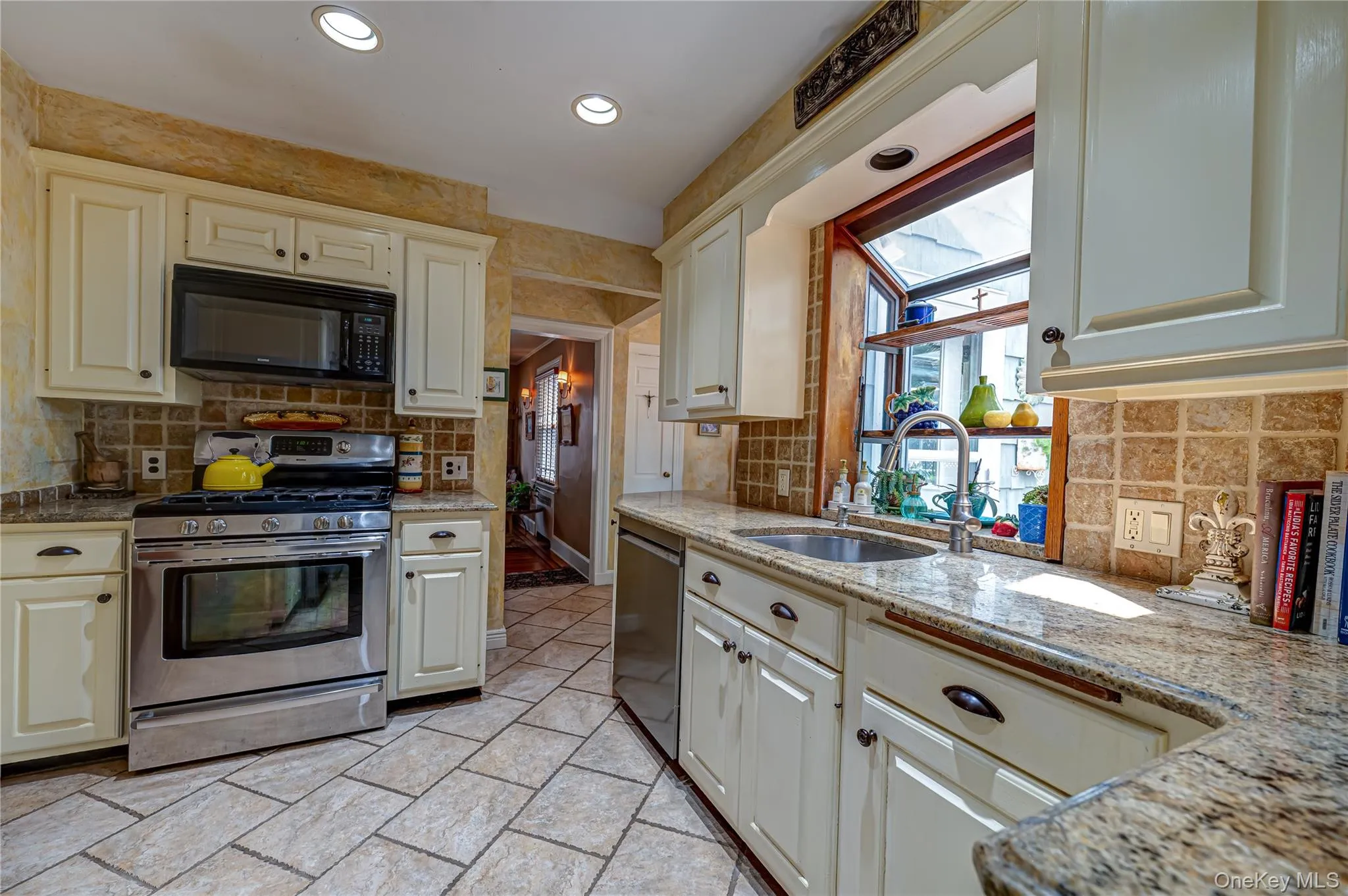 Light and Bright Kitchen with Gas Cooking Light and Bright Kitchen with Gas Cooking