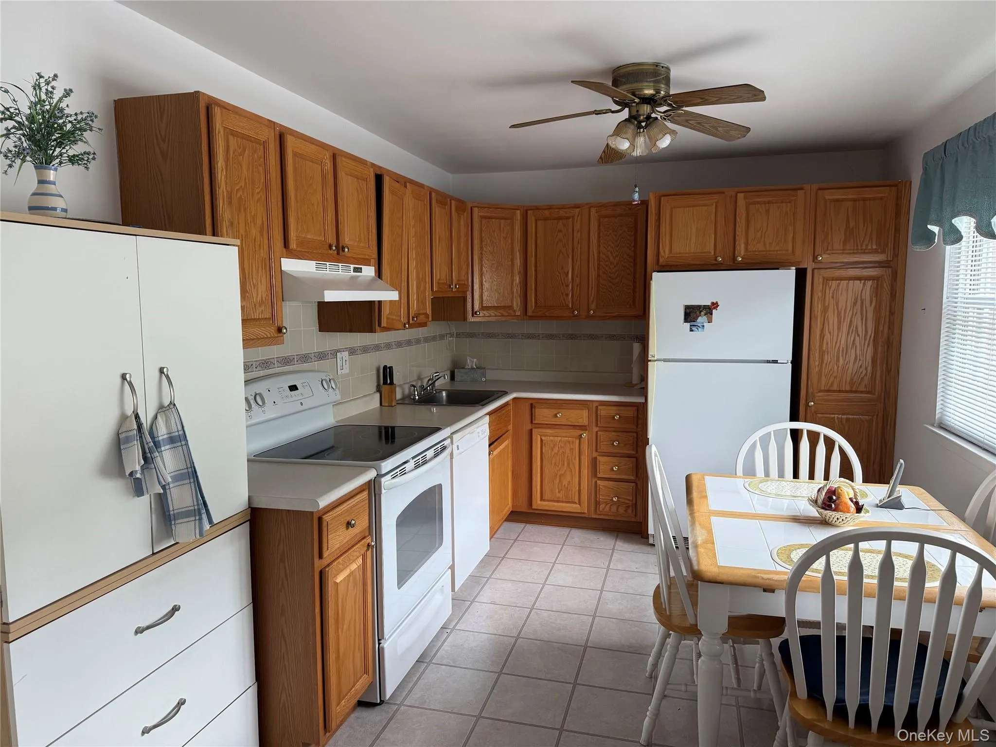 Eat-in-Kitchen w/lots of natural light Eat-in-Kitchen w/lots of natural light