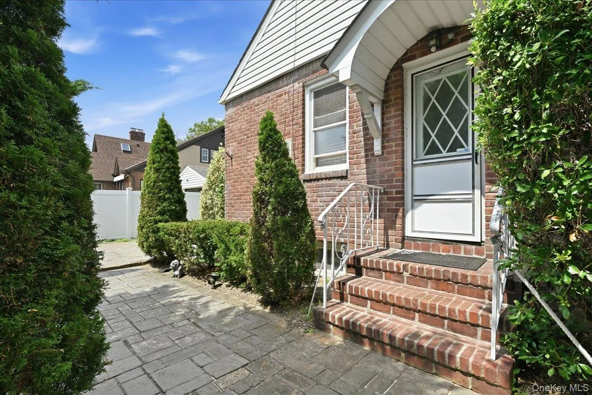 191 Nassau Boulevard, North Hempstead, NY, 3 Bedrooms Bedrooms, 7 Rooms Rooms,2 BathroomsBathrooms,Residential,For Rent,Nassau,0,1037871 191 Nassau Boulevard, North Hempstead, NY, 3 Bedrooms Bedrooms, 7 Rooms Rooms,2 BathroomsBathrooms,Residential,For Rent,Nassau,0,1037871