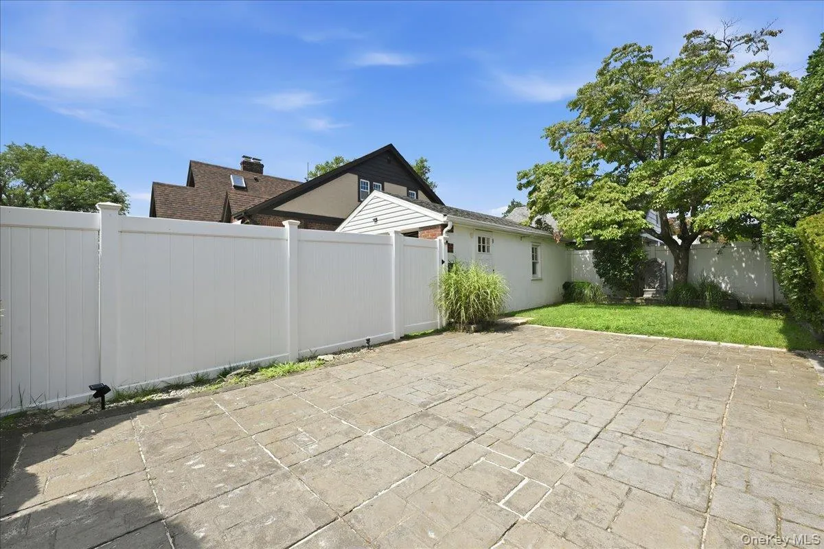 191 Nassau Boulevard, North Hempstead, NY, 3 Bedrooms Bedrooms, 7 Rooms Rooms,2 BathroomsBathrooms,Residential,For Rent,Nassau,0,1037871 191 Nassau Boulevard, North Hempstead, NY, 3 Bedrooms Bedrooms, 7 Rooms Rooms,2 BathroomsBathrooms,Residential,For Rent,Nassau,0,1037871