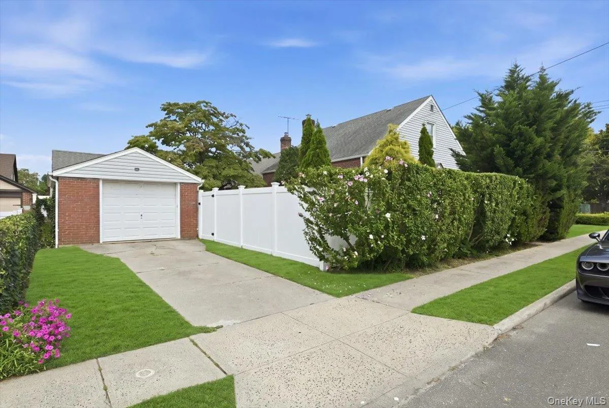 191 Nassau Boulevard, North Hempstead, NY, 3 Bedrooms Bedrooms, 7 Rooms Rooms,2 BathroomsBathrooms,Residential,For Rent,Nassau,0,1037871 191 Nassau Boulevard, North Hempstead, NY, 3 Bedrooms Bedrooms, 7 Rooms Rooms,2 BathroomsBathrooms,Residential,For Rent,Nassau,0,1037871