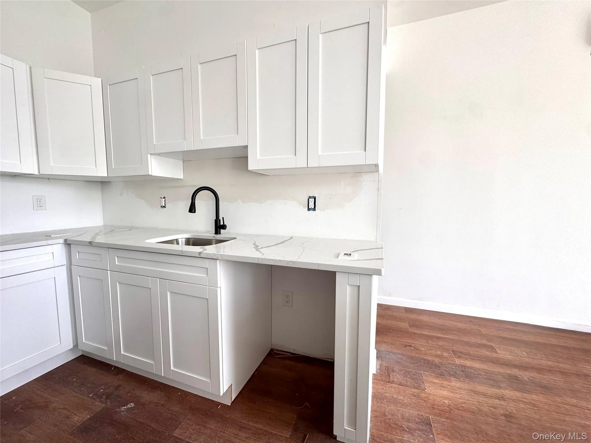 Kitchen has quartz counters Kitchen has quartz counters