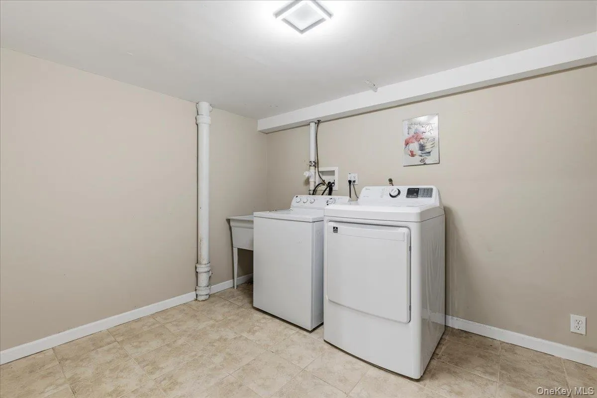 4 Cecil Place, Oyster Bay, NY, 4 Bedrooms Bedrooms, 6 Rooms Rooms,2 BathroomsBathrooms,Residential Lease,For Rent,Cecil,0,1037887 4 Cecil Place, Oyster Bay, NY, 4 Bedrooms Bedrooms, 6 Rooms Rooms,2 BathroomsBathrooms,Residential Lease,For Rent,Cecil,0,1037887