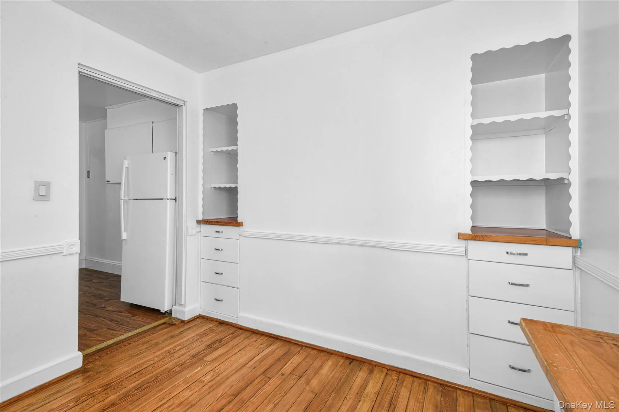 Built-ins to show off your cookbooks, dinnerware, and decor Built-ins to show off your cookbooks, dinnerware, and decor