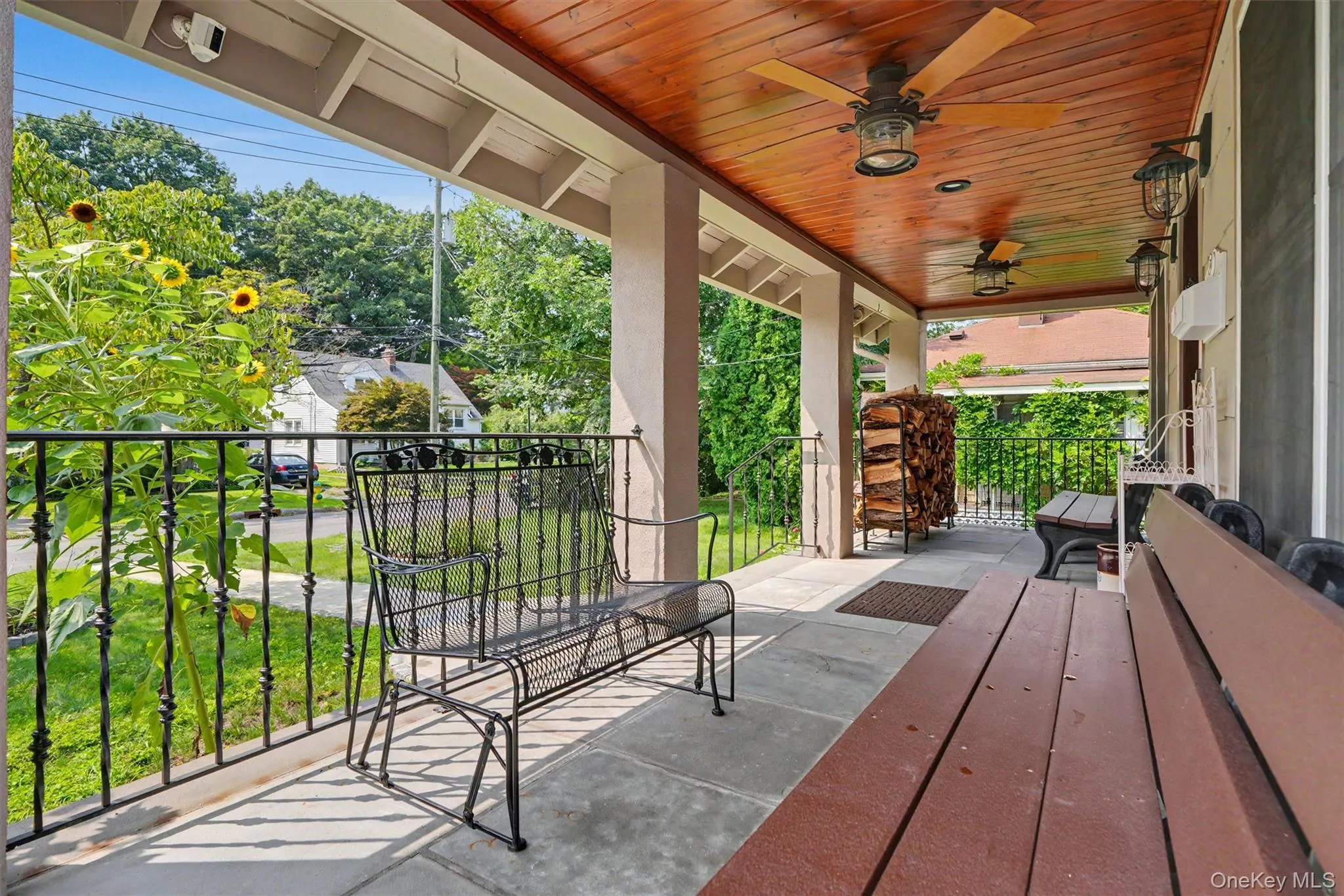 Peaceful expansive front porch Peaceful expansive front porch