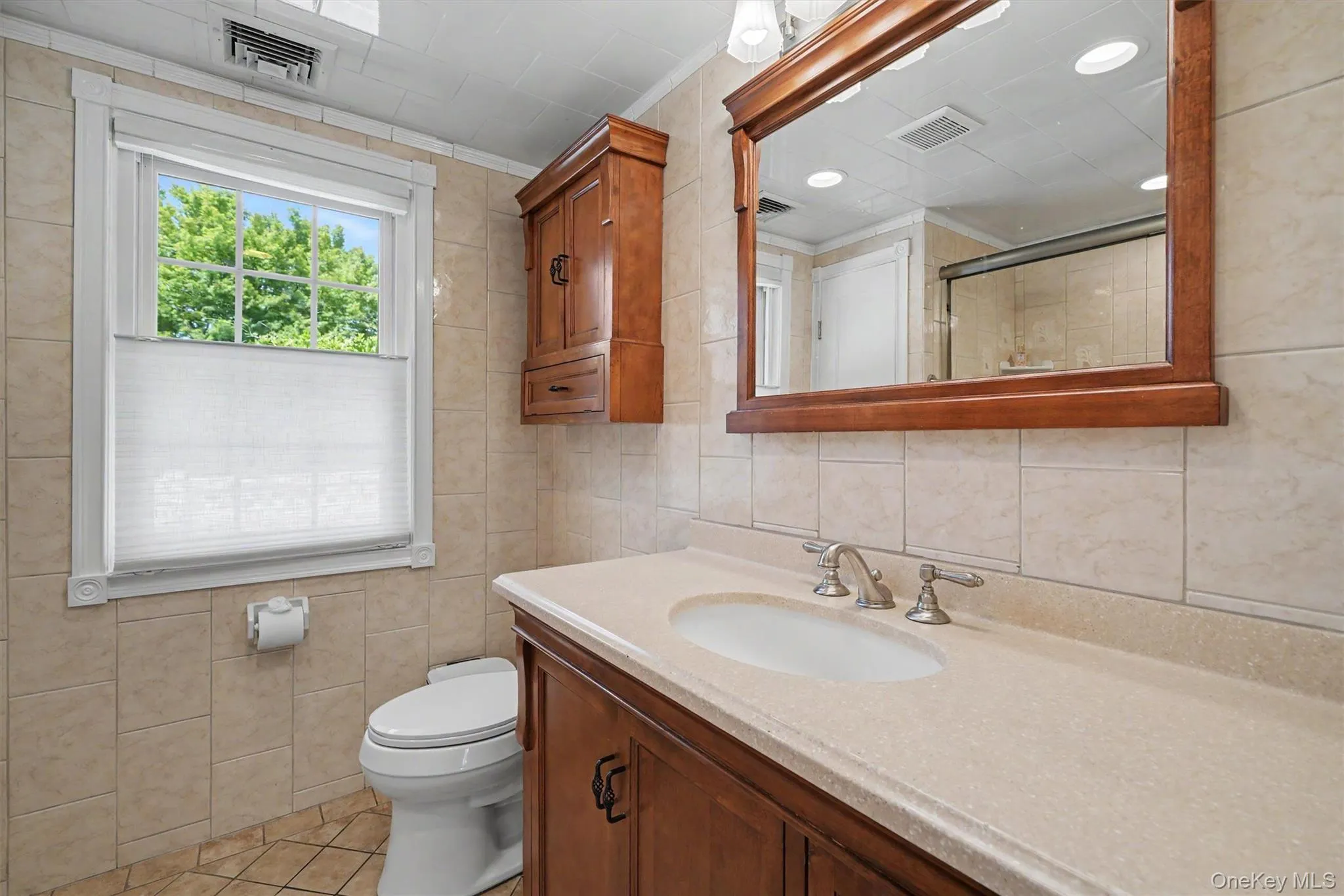 Full Bathroom on main level Full Bathroom on main level