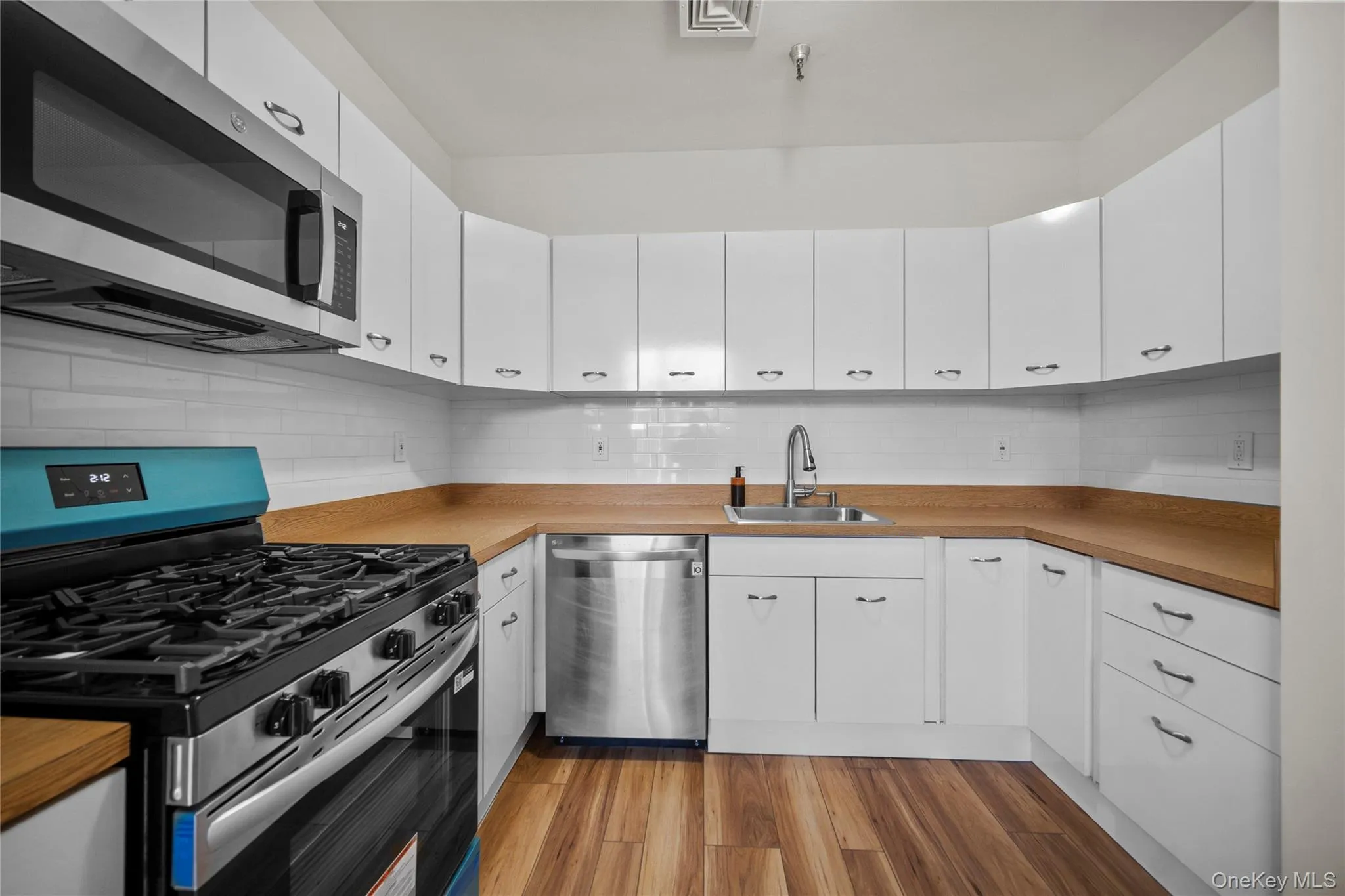 520 Ashford Avenue, Greenburgh, NY, 2 Bedrooms Bedrooms, 5 Rooms Rooms,2 BathroomsBathrooms,Residential Lease,For Rent,Ashford,0,1037973 520 Ashford Avenue, Greenburgh, NY, 2 Bedrooms Bedrooms, 5 Rooms Rooms,2 BathroomsBathrooms,Residential Lease,For Rent,Ashford,0,1037973