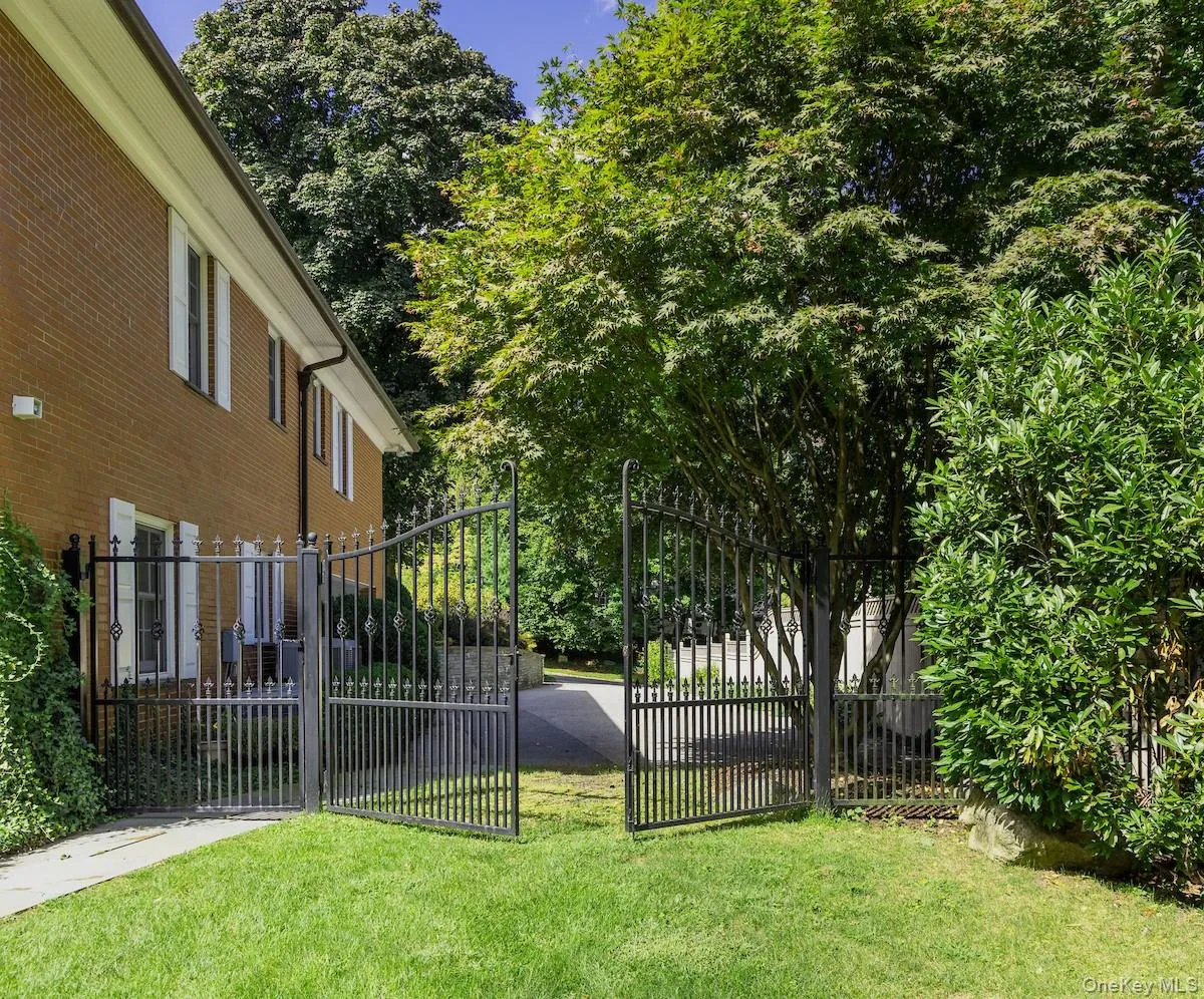 Gates to Driveway Gates to Driveway