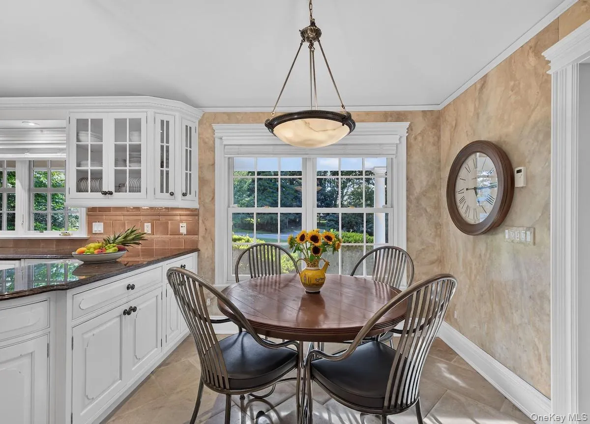 Eat-in Kitchen Breakfast Area Eat-in Kitchen Breakfast Area