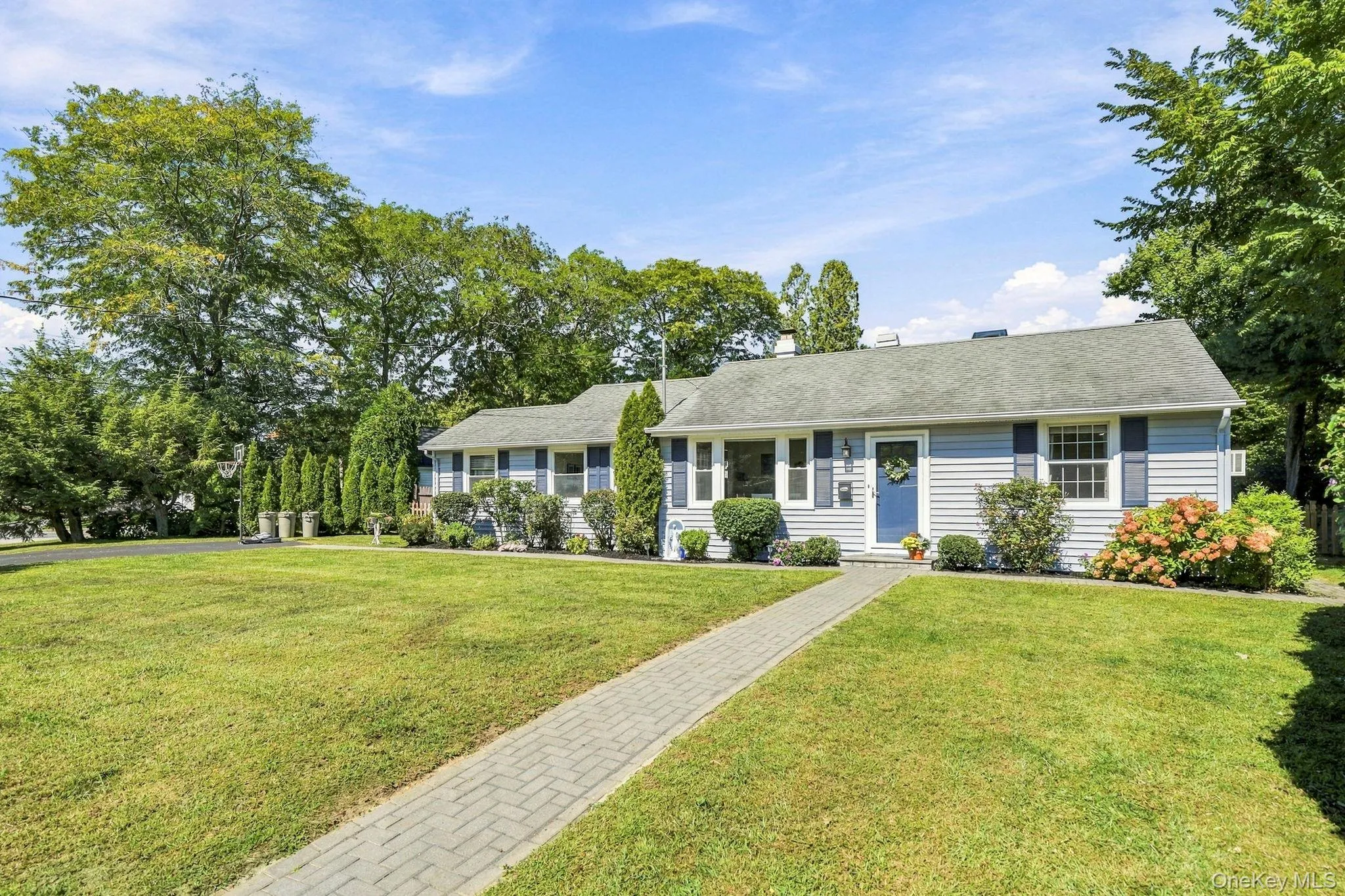 This lovingly updated, no-step ranch sits on a quiet cul-de-sac near the Briarcliff Manor border, with easyaccess to everything you need. This lovingly updated, no-step ranch sits on a quiet cul-de-sac near the Briarcliff Manor border, with easyaccess to everything you need.