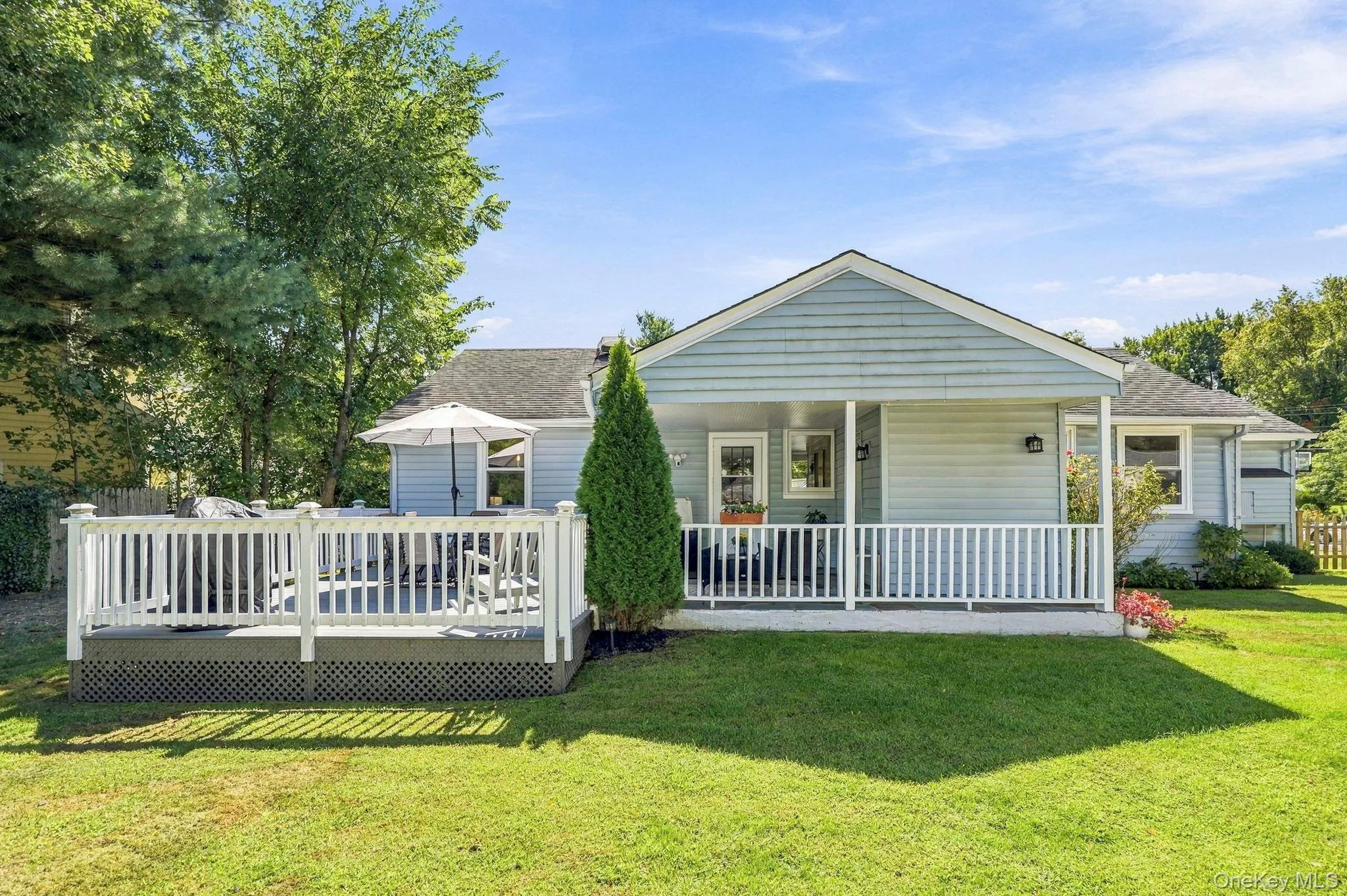 The spacious backyard seamlessly extends the livingspace, offering plenty of room for play, gardening, outdoor dining, and entertaining. The spacious backyard seamlessly extends the livingspace, offering plenty of room for play, gardening, outdoor dining, and entertaining.