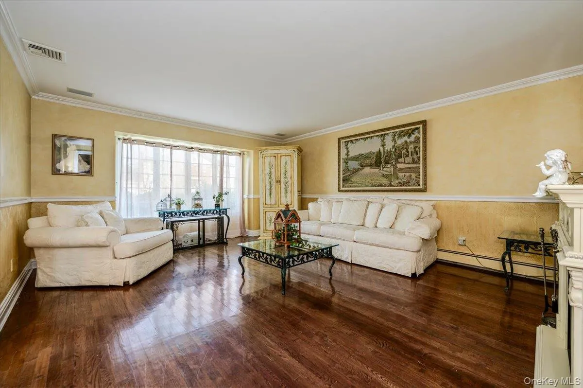 Great for Entertaining, beautiful Hardwood Floors Great for Entertaining, beautiful Hardwood Floors