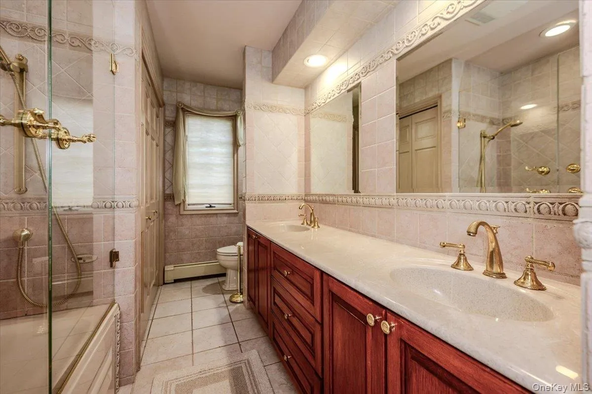 Family Bath with Laundry Closet Family Bath with Laundry Closet