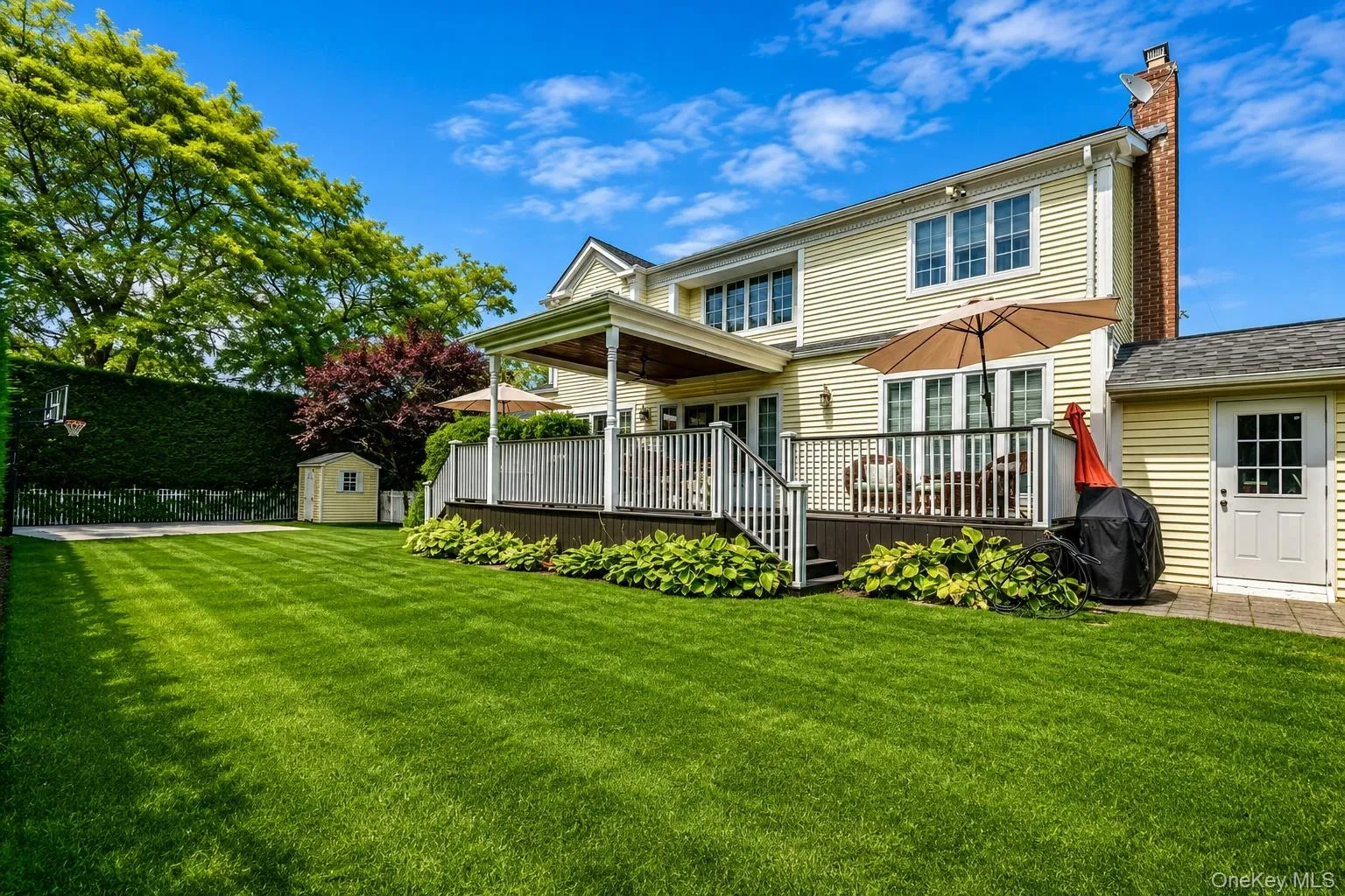 Great backyard setting great for entertaining Great backyard setting great for entertaining