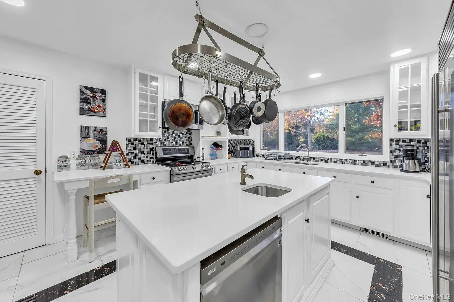 19 Bay Woods Drive, Southampton, NY, 3 Bedrooms Bedrooms, 8 Rooms Rooms,4 BathroomsBathrooms,Residential,For Rent,Bay Woods,0,1037991 19 Bay Woods Drive, Southampton, NY, 3 Bedrooms Bedrooms, 8 Rooms Rooms,4 BathroomsBathrooms,Residential,For Rent,Bay Woods,0,1037991