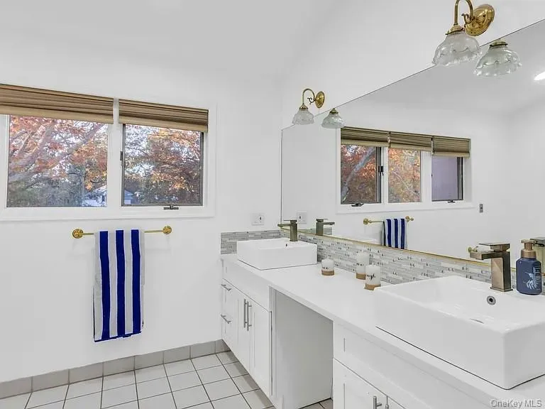 19 Bay Woods Drive, Southampton, NY, 3 Bedrooms Bedrooms, 8 Rooms Rooms,4 BathroomsBathrooms,Residential,For Rent,Bay Woods,0,1037991 19 Bay Woods Drive, Southampton, NY, 3 Bedrooms Bedrooms, 8 Rooms Rooms,4 BathroomsBathrooms,Residential,For Rent,Bay Woods,0,1037991