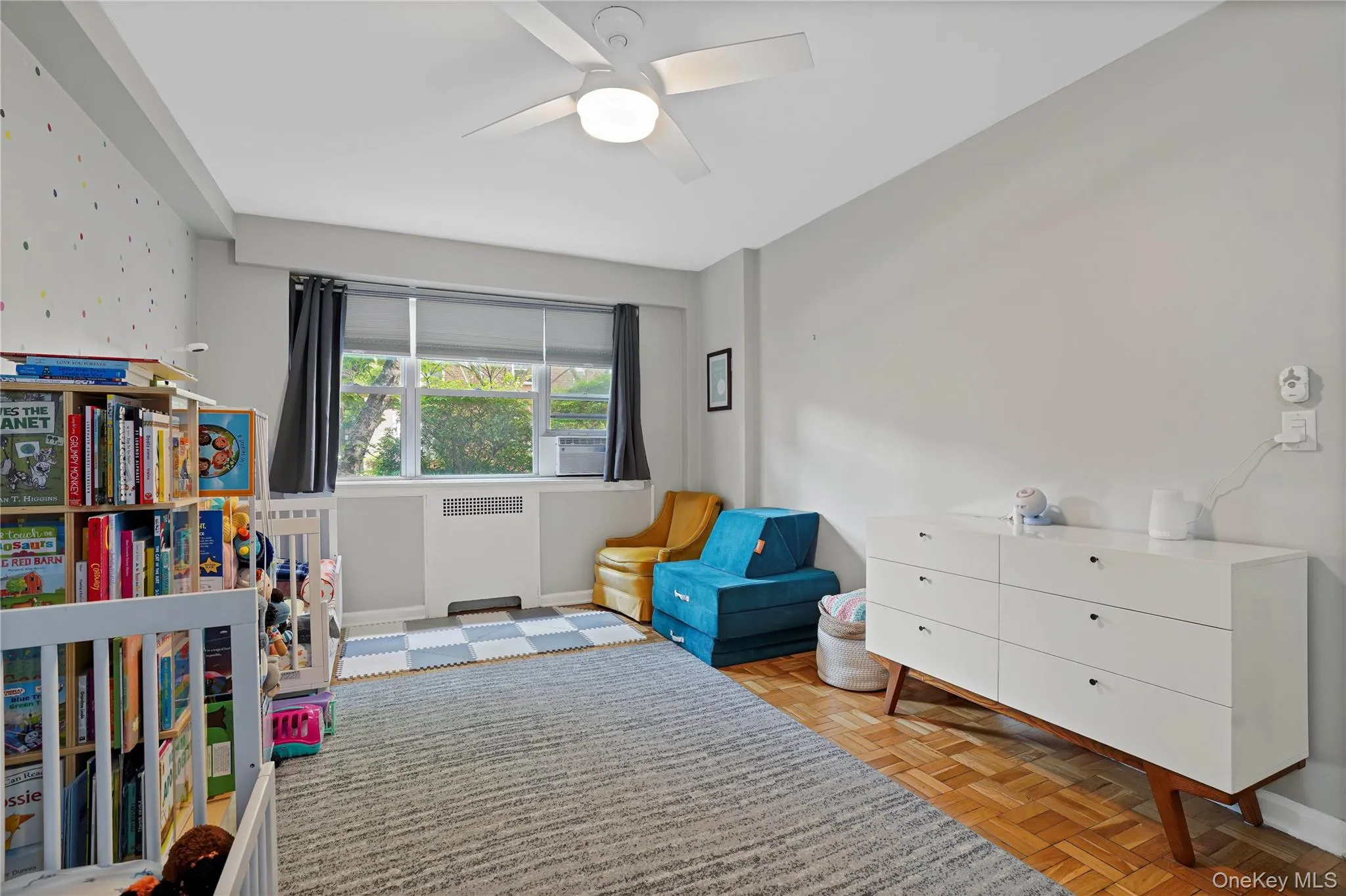 Large Bedroom I With Ceiling Fan Large Bedroom I With Ceiling Fan