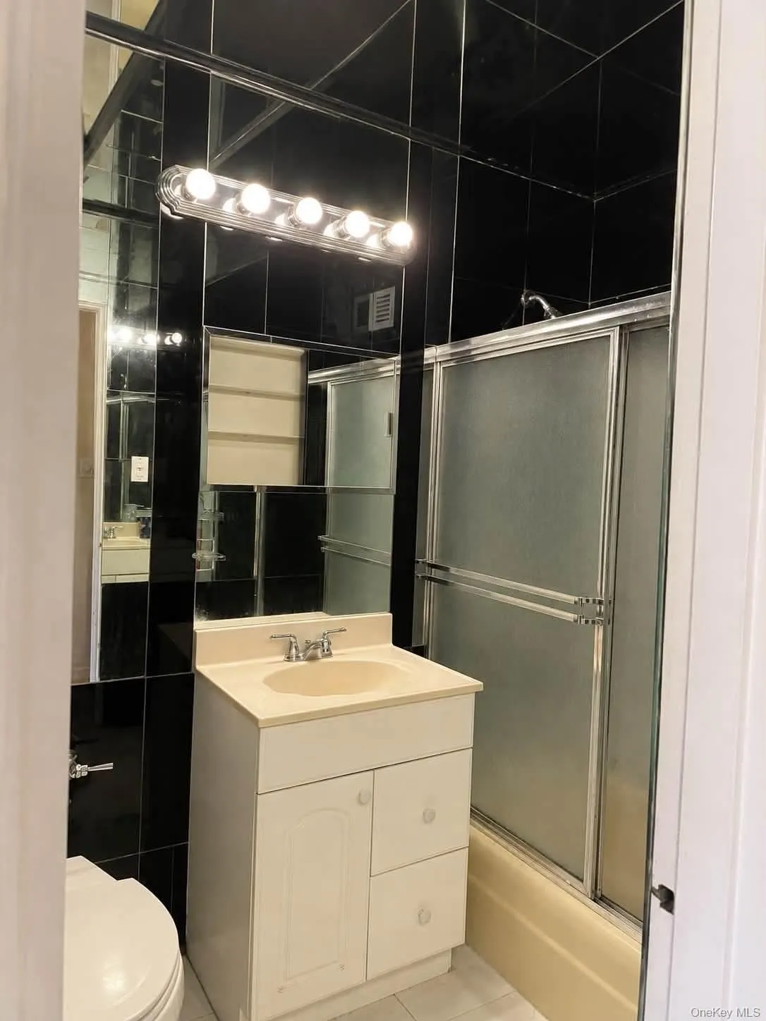 86-11 151st Avenue, New York, NY, 3 Bedrooms Bedrooms, 6 Rooms Rooms,2 BathroomsBathrooms,Residential Lease,For Rent,151st,0,1038037 86-11 151st Avenue, New York, NY, 3 Bedrooms Bedrooms, 6 Rooms Rooms,2 BathroomsBathrooms,Residential Lease,For Rent,151st,0,1038037