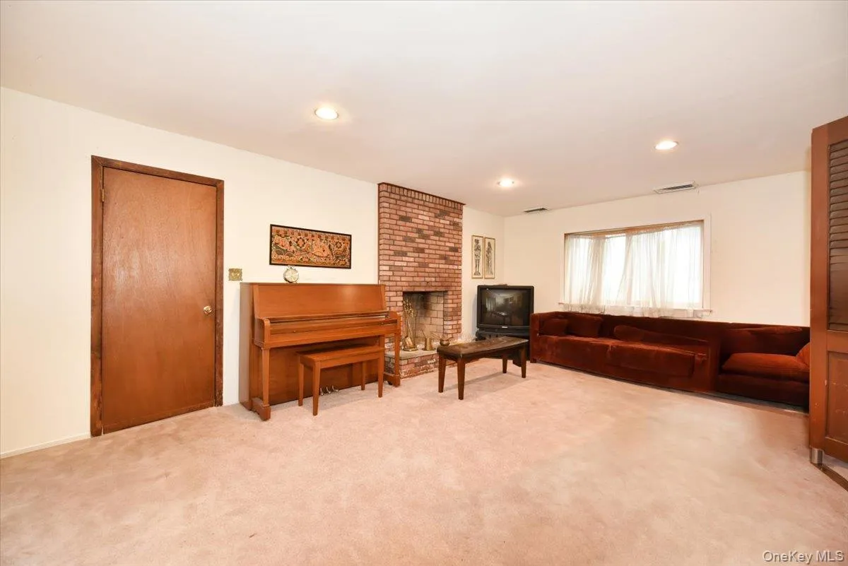 Family Room w Fire Place -Empty Family Room w Fire Place -Empty