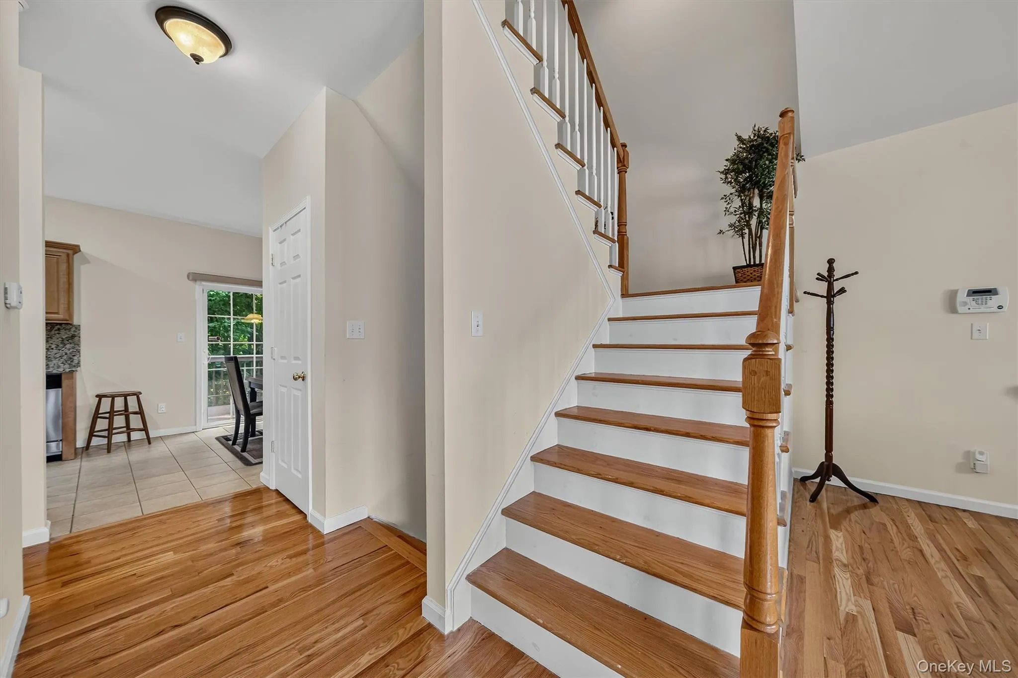 The stairs are wide for easy moving in! The stairs are wide for easy moving in!