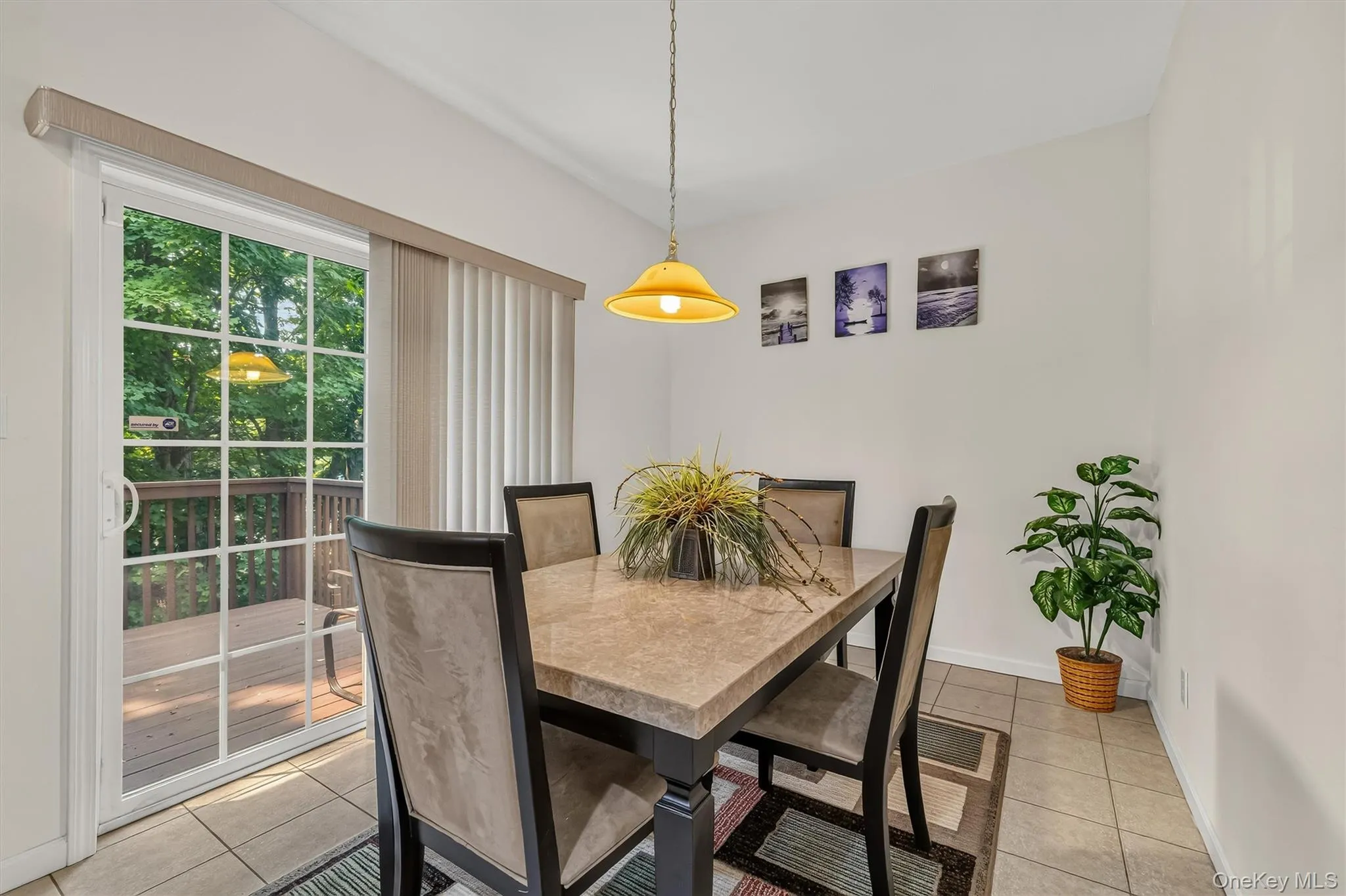 The breakfast nook is great for casual meals. The breakfast nook is great for casual meals.