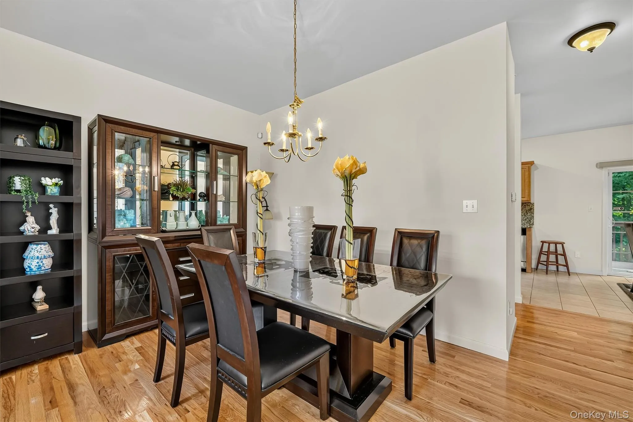 Use the formal dining are or eat in the breakfast nook. Use the formal dining are or eat in the breakfast nook.