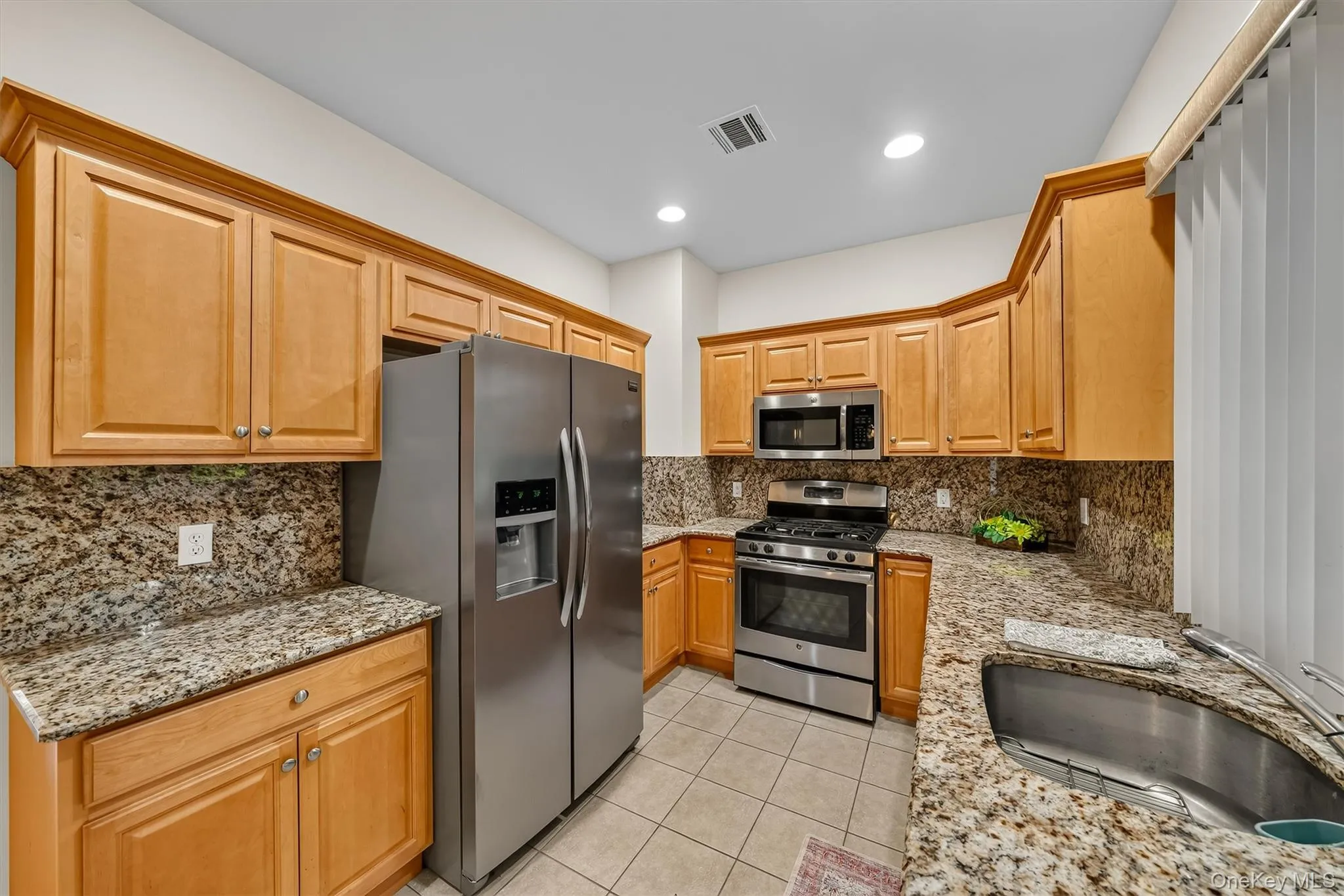 The honey glazed cabinets with crown molding show off the granite counters. The honey glazed cabinets with crown molding show off the granite counters.