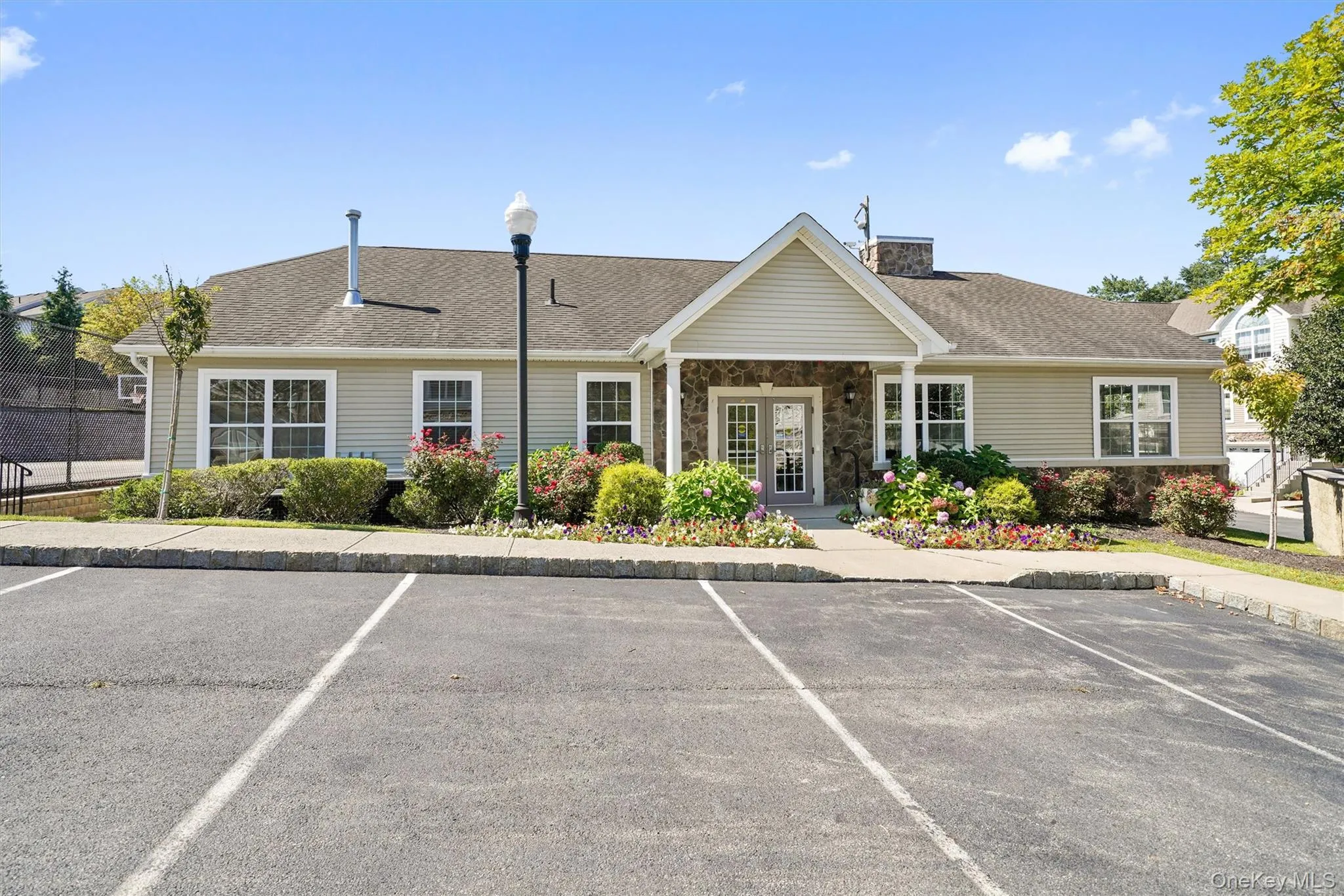 The club house has a beautiful living room and a full kitchen. Cancel your gym membership and use the one here. The club house has a beautiful living room and a full kitchen. Cancel your gym membership and use the one here.