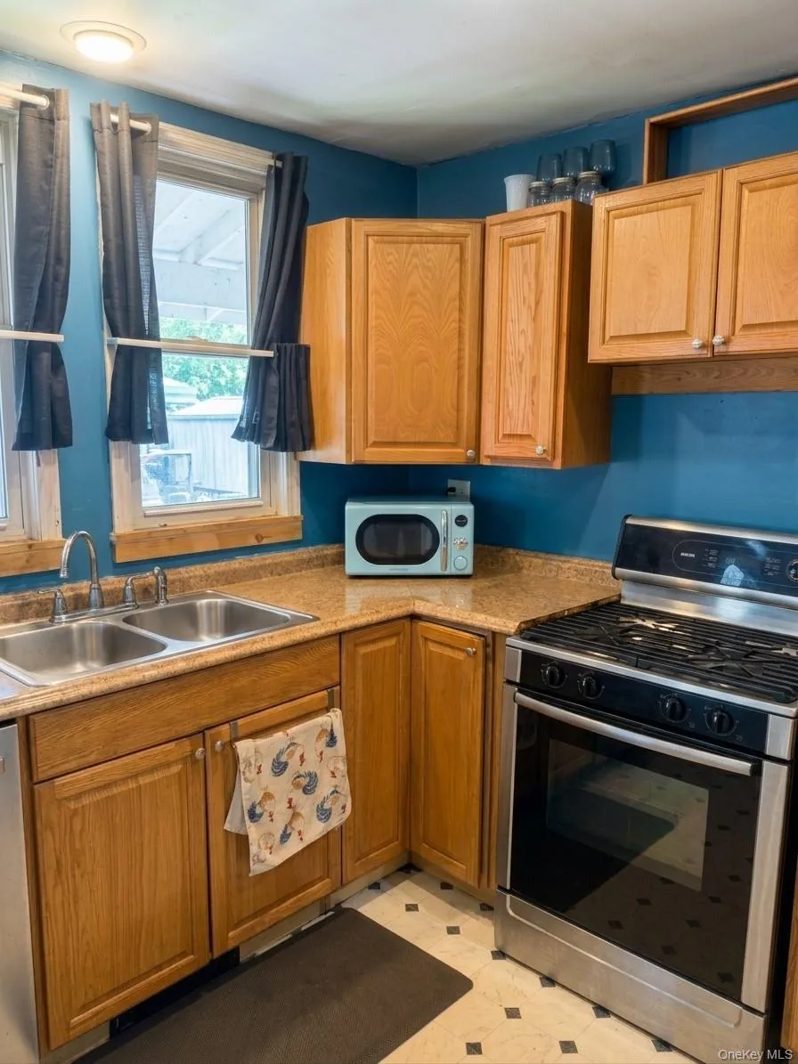 kitchen . photo has been digitally altered to remove clutter and adjust lighting kitchen . photo has been digitally altered to remove clutter and adjust lighting