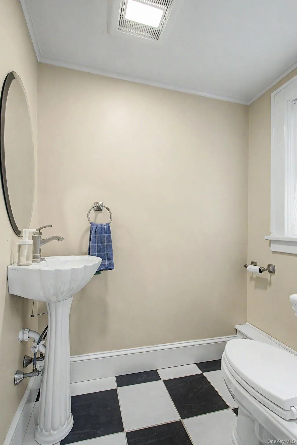 1/2 bath 1st floor 1/2 bath 1st floor