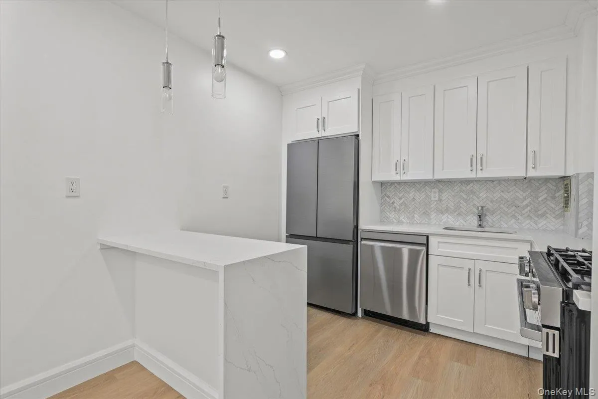 21 Fariview Avenue, Eastchester, NY, 1 Room Rooms,1 BathroomBathrooms,Residential Lease,For Rent,Avenue,0,1038090 21 Fariview Avenue, Eastchester, NY, 1 Room Rooms,1 BathroomBathrooms,Residential Lease,For Rent,Avenue,0,1038090