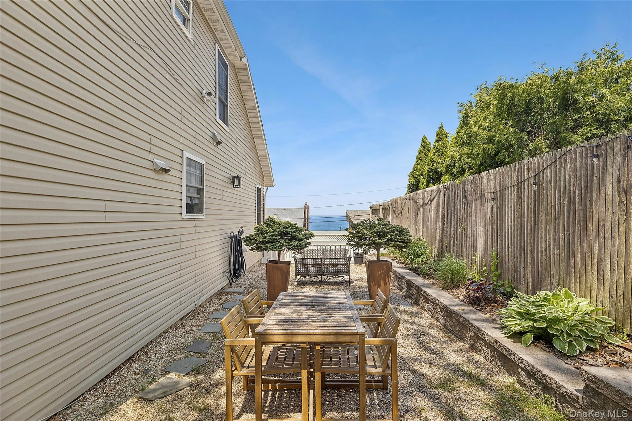 Outdoor Dining / Seating Area with Views Outdoor Dining / Seating Area with Views