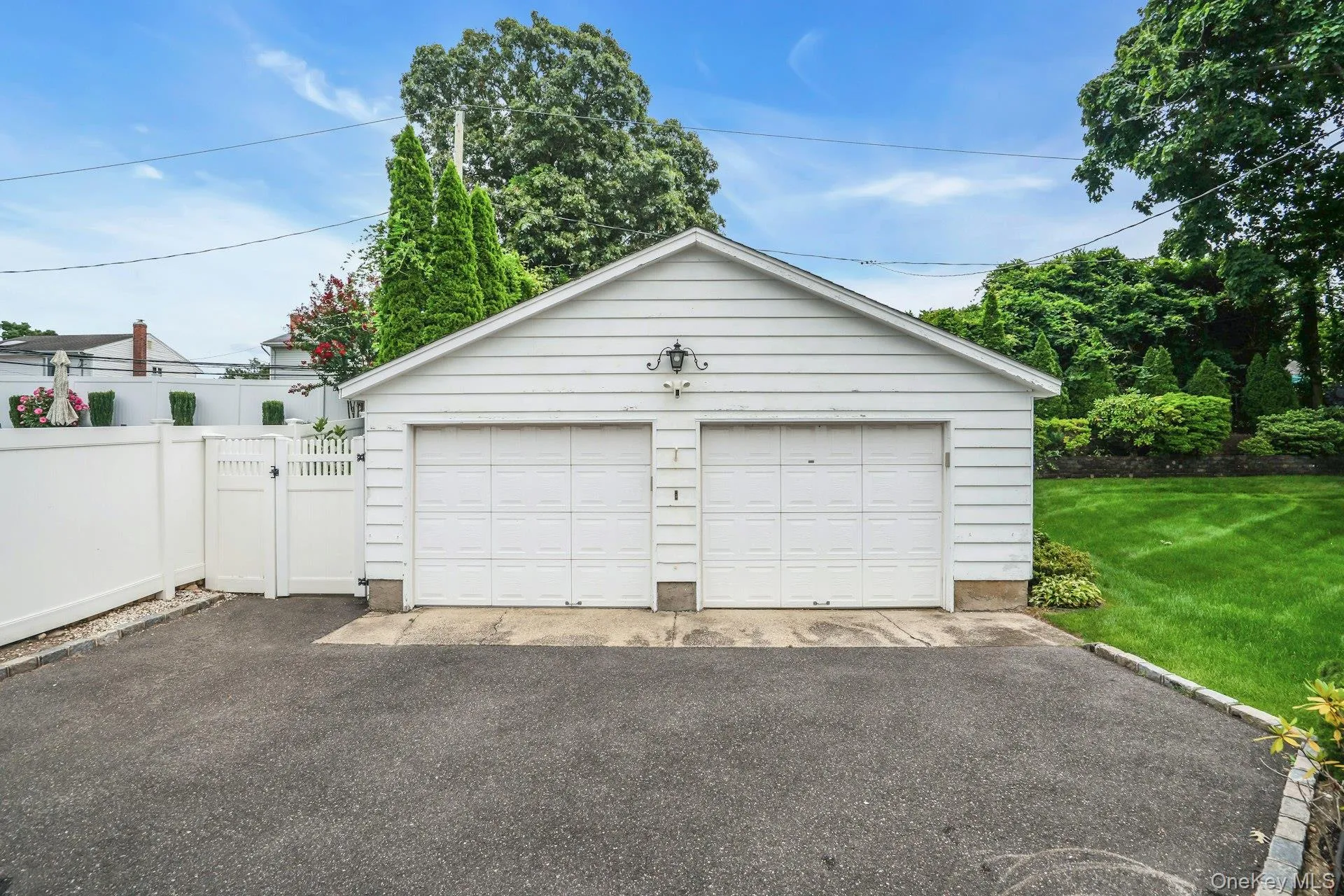 2 Car Garage. 2 Car Garage.