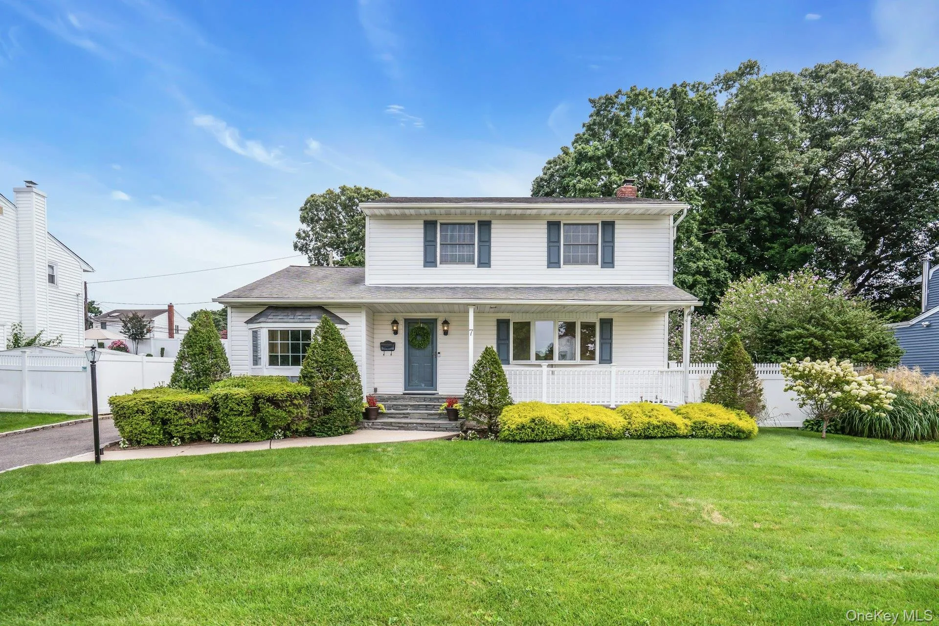 Beautiful front lawn. Beautiful front lawn.