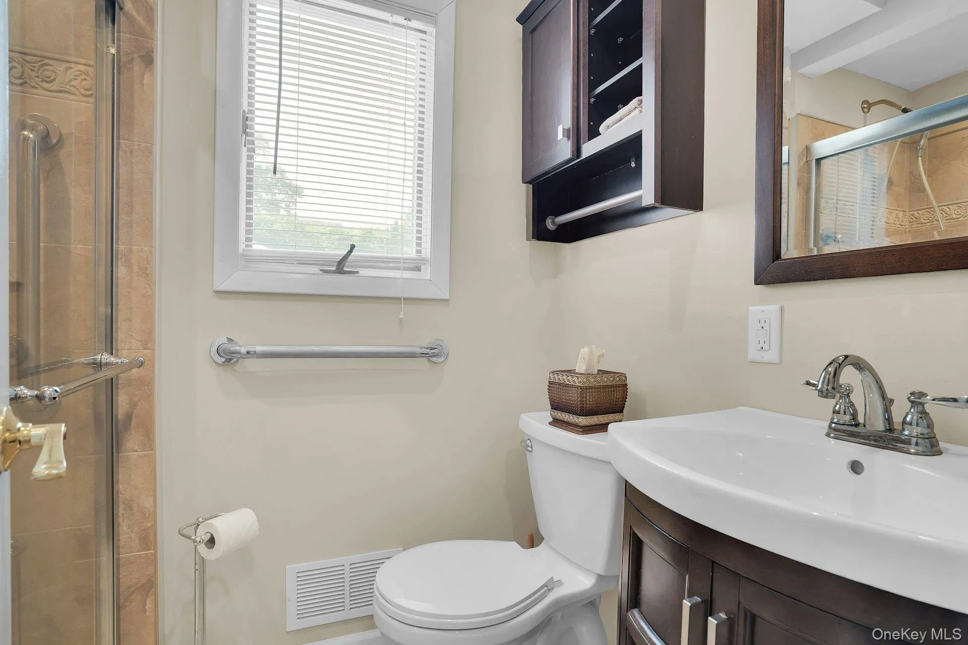 Full Bathroom on the 1st Floor. Full Bathroom on the 1st Floor.