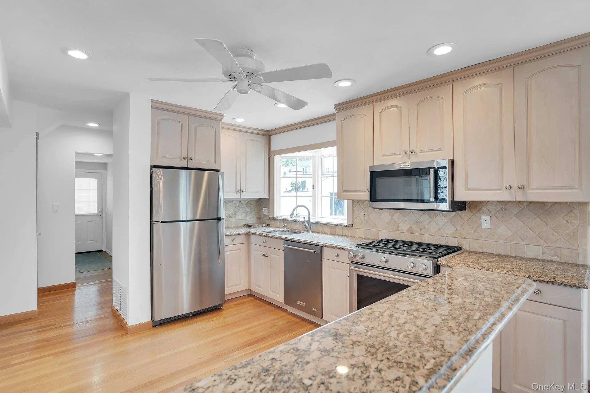 Eat-In-Kitchen. Eat-In-Kitchen.