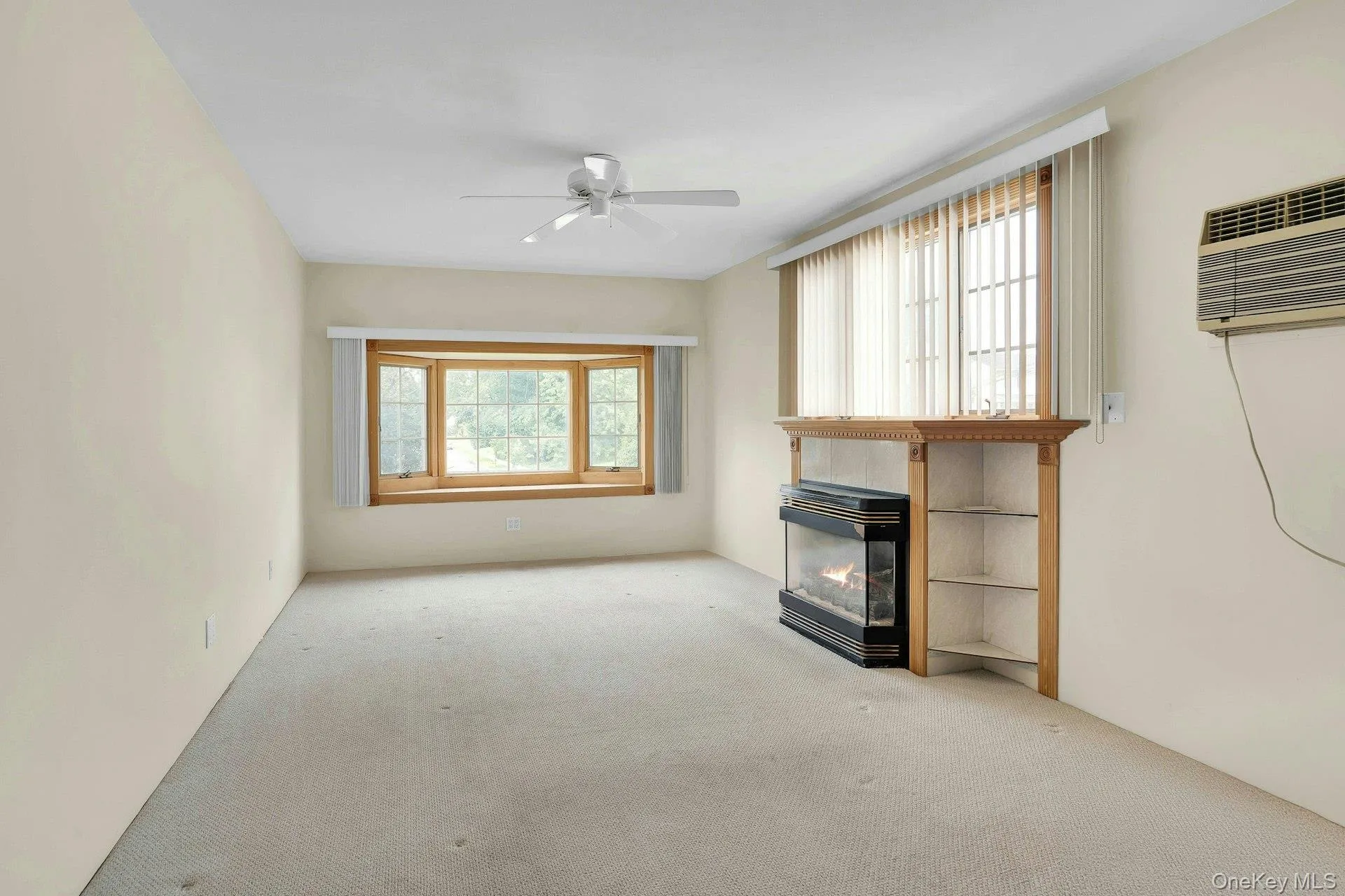Big room to entertain or make it a 4th bedroom. Big room to entertain or make it a 4th bedroom.