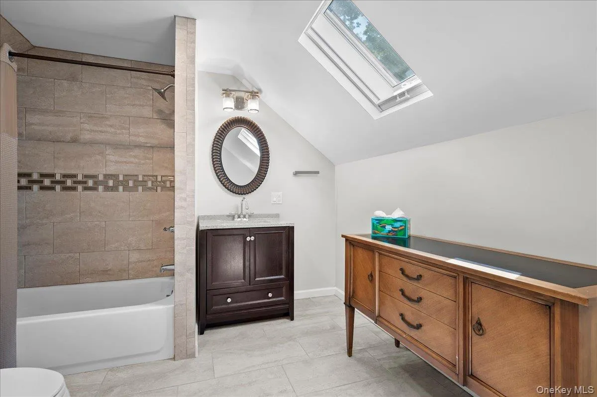 3rd floor en-suite bath 3rd floor en-suite bath