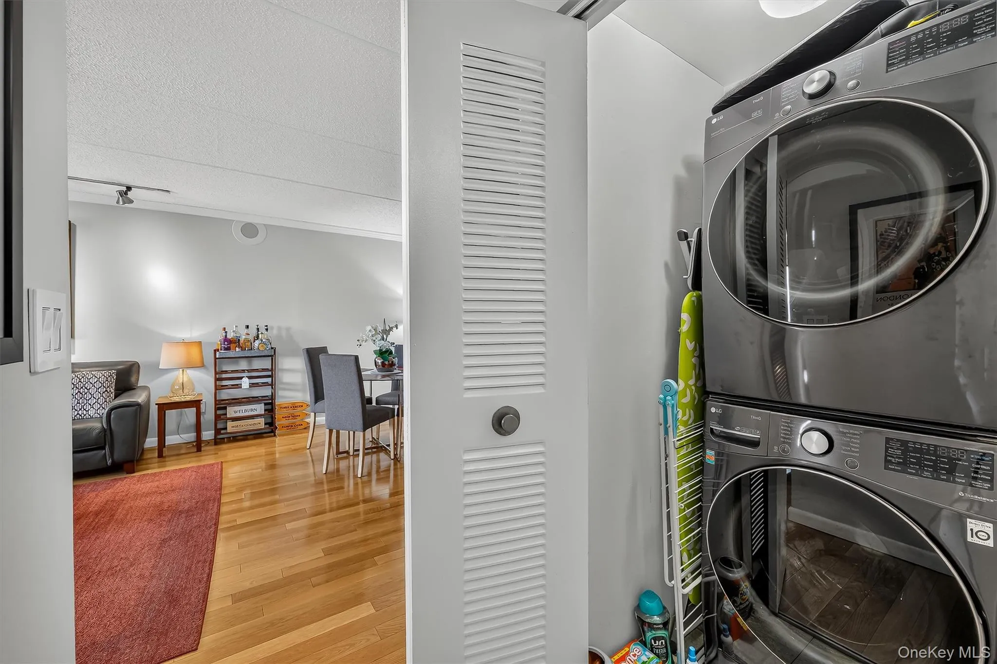 Extra large LG Washer/Dryer 3 years old Extra large LG Washer/Dryer 3 years old