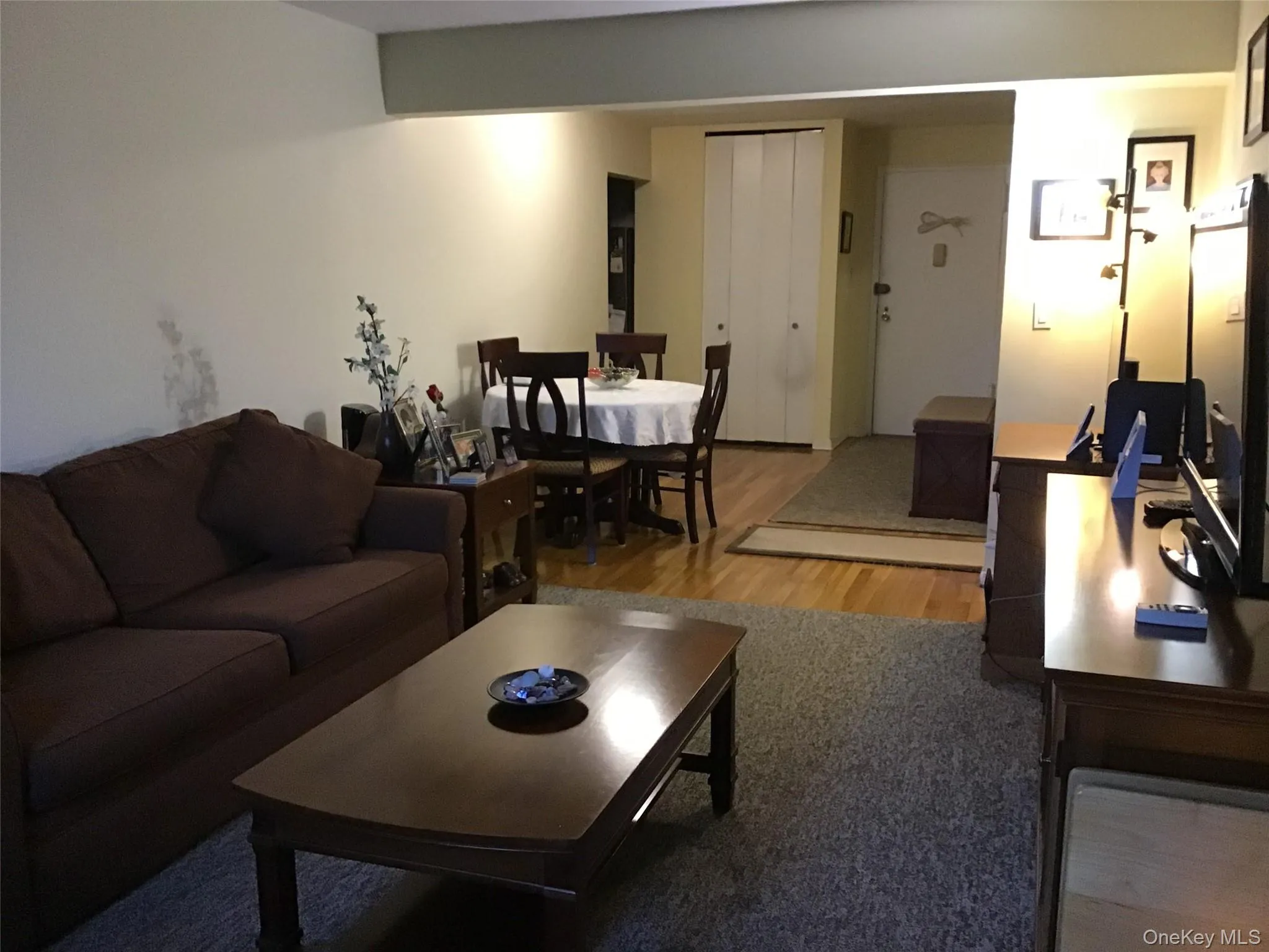 6 Birchwood Court, North Hempstead, NY, 1 Bedroom Bedrooms, 4 Rooms Rooms,1 BathroomBathrooms,Residential,For Rent,Birchwood,0,1038170 6 Birchwood Court, North Hempstead, NY, 1 Bedroom Bedrooms, 4 Rooms Rooms,1 BathroomBathrooms,Residential,For Rent,Birchwood,0,1038170