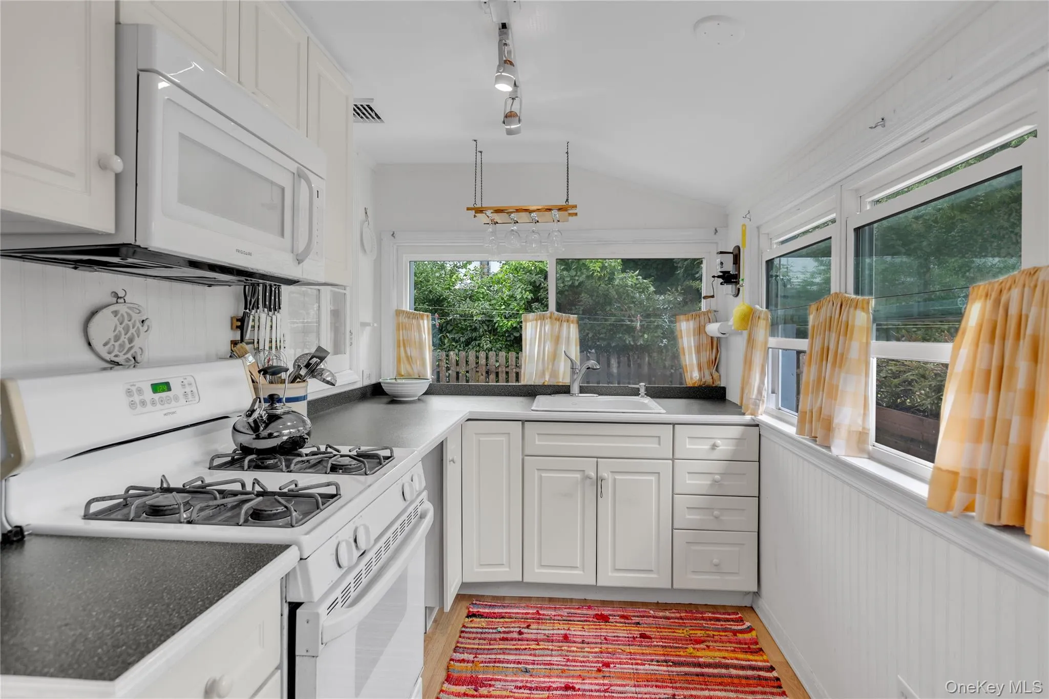 10 Mineola Court, Southampton, NY, 2 Bedrooms Bedrooms, 5 Rooms Rooms,1 BathroomBathrooms,Residential,For Rent,Mineola,0,1038174 10 Mineola Court, Southampton, NY, 2 Bedrooms Bedrooms, 5 Rooms Rooms,1 BathroomBathrooms,Residential,For Rent,Mineola,0,1038174