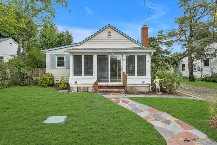 10 Mineola Court, Southampton, New York 11946