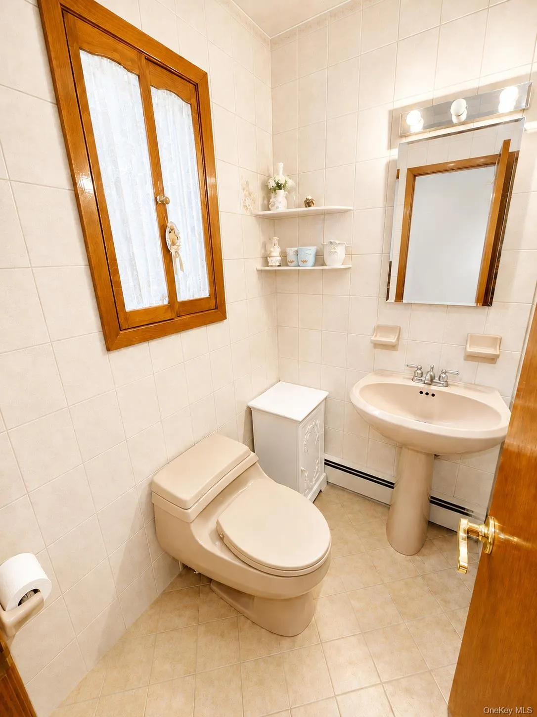 Half Bath in Main Bedroom Half Bath in Main Bedroom