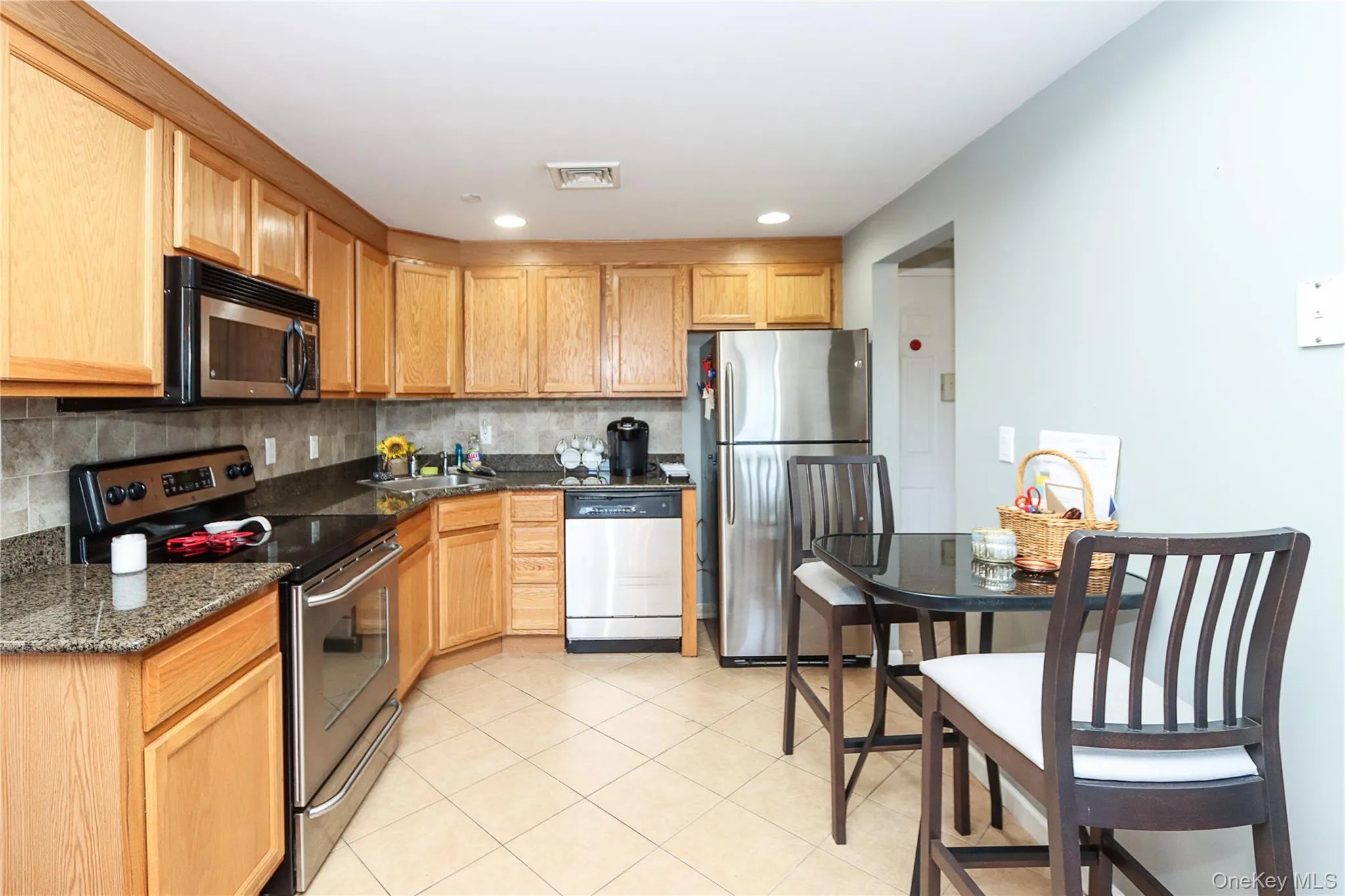 242 Maple Avenue, North Hempstead, NY, 2 Bedrooms Bedrooms, 5 Rooms Rooms,2 BathroomsBathrooms,Residential Lease,For Rent,Maple,0,1038197 242 Maple Avenue, North Hempstead, NY, 2 Bedrooms Bedrooms, 5 Rooms Rooms,2 BathroomsBathrooms,Residential Lease,For Rent,Maple,0,1038197