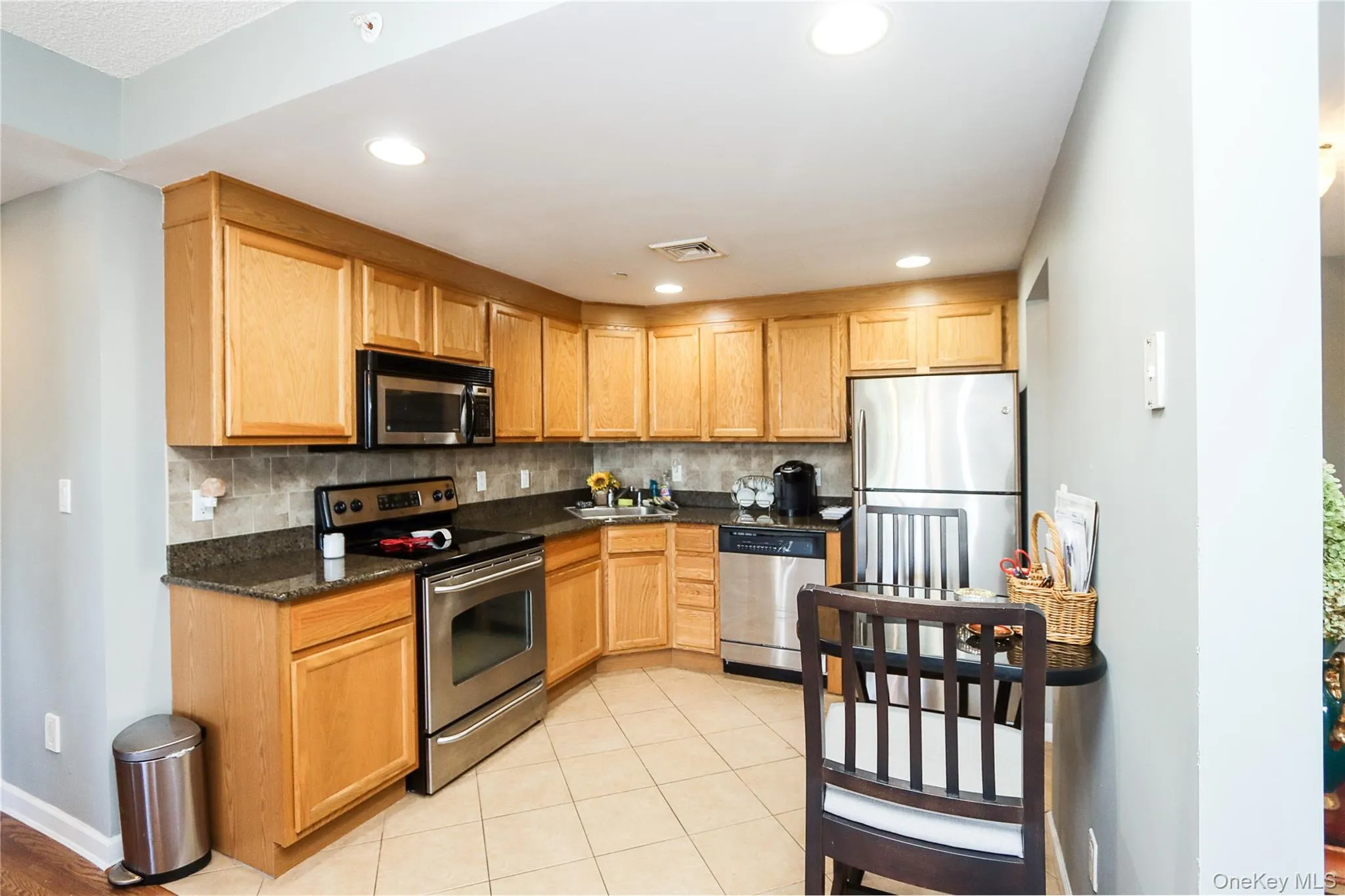 242 Maple Avenue, North Hempstead, NY, 2 Bedrooms Bedrooms, 5 Rooms Rooms,2 BathroomsBathrooms,Residential Lease,For Rent,Maple,0,1038197 242 Maple Avenue, North Hempstead, NY, 2 Bedrooms Bedrooms, 5 Rooms Rooms,2 BathroomsBathrooms,Residential Lease,For Rent,Maple,0,1038197