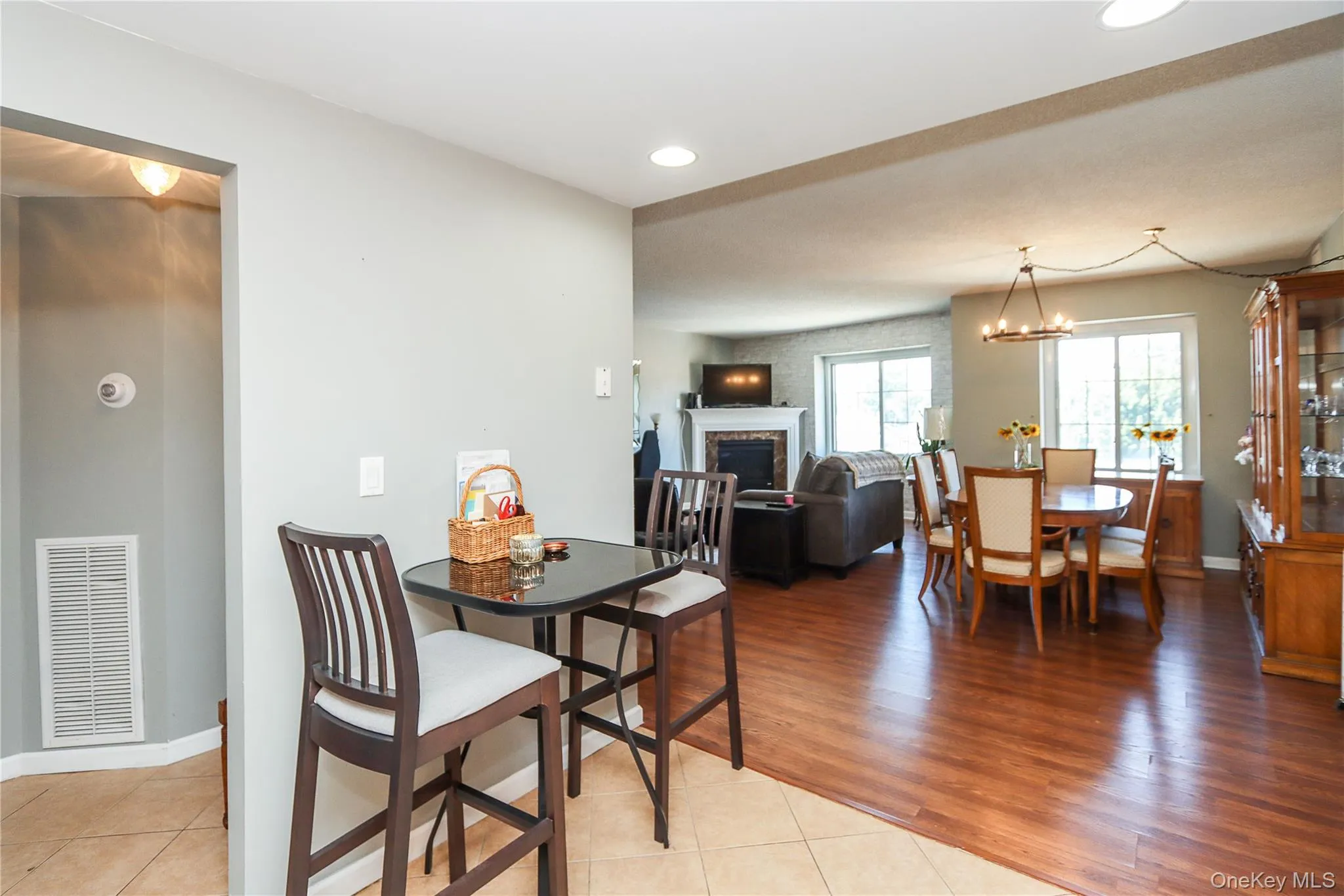 242 Maple Avenue, North Hempstead, NY, 2 Bedrooms Bedrooms, 5 Rooms Rooms,2 BathroomsBathrooms,Residential Lease,For Rent,Maple,0,1038197 242 Maple Avenue, North Hempstead, NY, 2 Bedrooms Bedrooms, 5 Rooms Rooms,2 BathroomsBathrooms,Residential Lease,For Rent,Maple,0,1038197