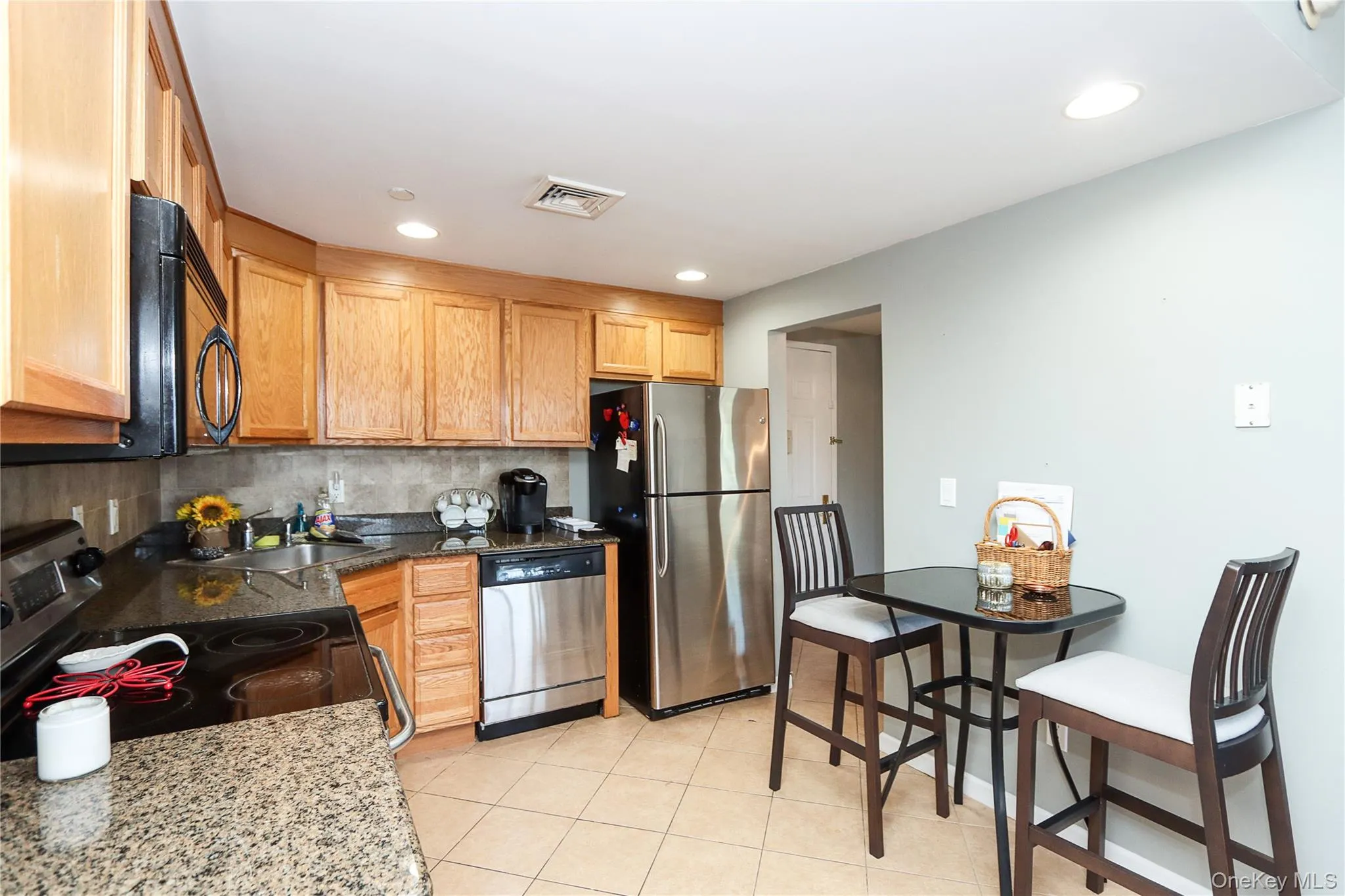 242 Maple Avenue, North Hempstead, NY, 2 Bedrooms Bedrooms, 5 Rooms Rooms,2 BathroomsBathrooms,Residential Lease,For Rent,Maple,0,1038197 242 Maple Avenue, North Hempstead, NY, 2 Bedrooms Bedrooms, 5 Rooms Rooms,2 BathroomsBathrooms,Residential Lease,For Rent,Maple,0,1038197