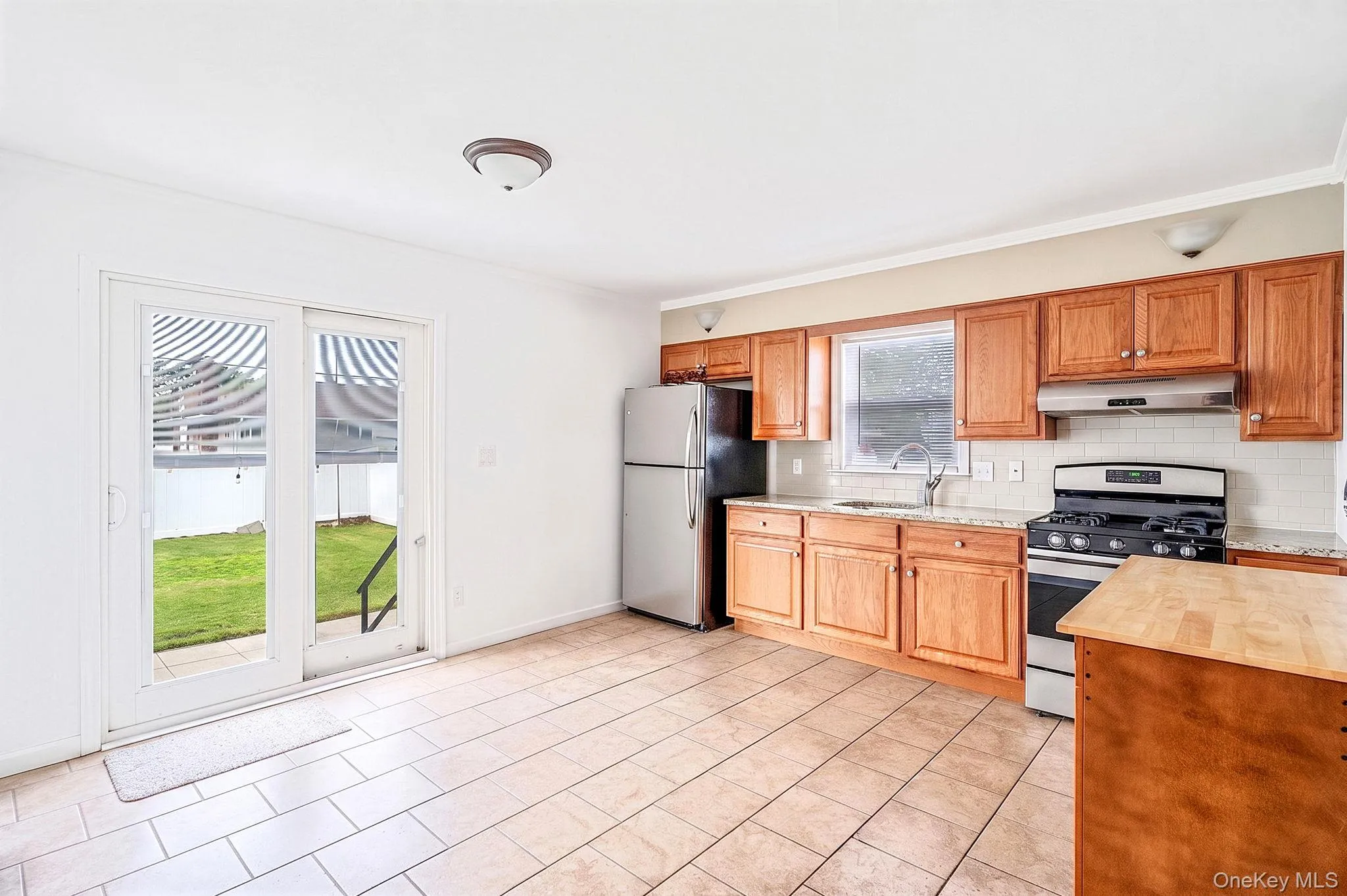 Eat in Kitchen with (blinds in) sliding doors to the backyard patio. Eat in Kitchen with (blinds in) sliding doors to the backyard patio.