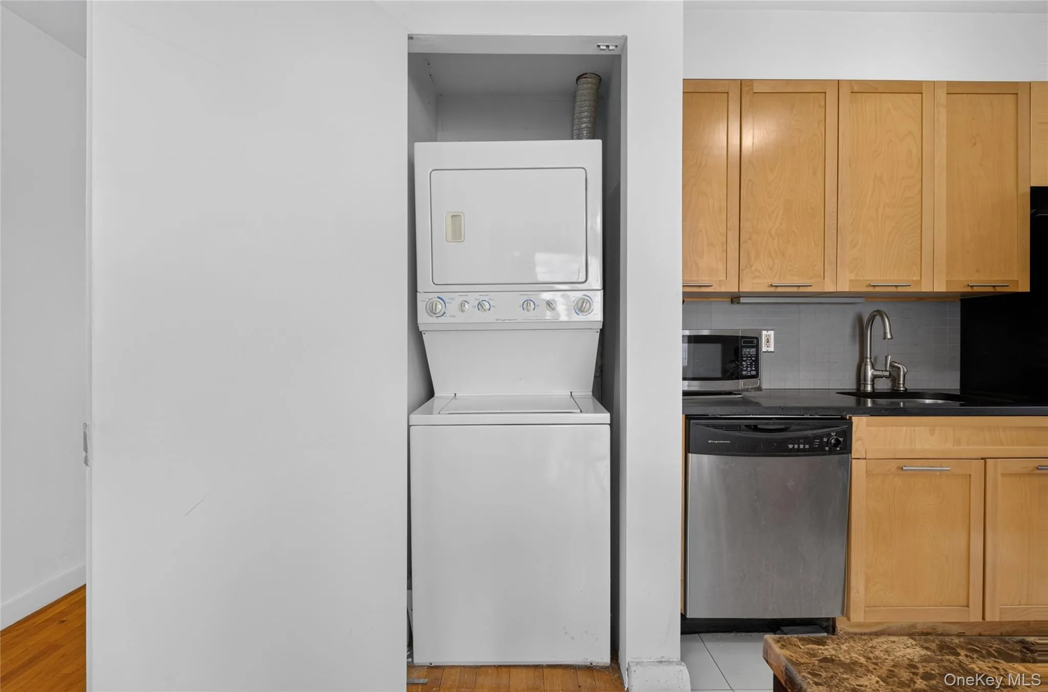 71-28 163rd Street, New York, NY, 2 Bedrooms Bedrooms, 6 Rooms Rooms,2 BathroomsBathrooms,Residential,For Rent,163rd,0,1038213 71-28 163rd Street, New York, NY, 2 Bedrooms Bedrooms, 6 Rooms Rooms,2 BathroomsBathrooms,Residential,For Rent,163rd,0,1038213