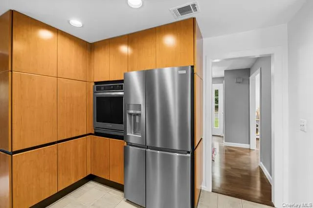 Recessed lighting, stainless steel appliances, built-in oven, full-height cabinetry Recessed lighting, stainless steel appliances, built-in oven, full-height cabinetry